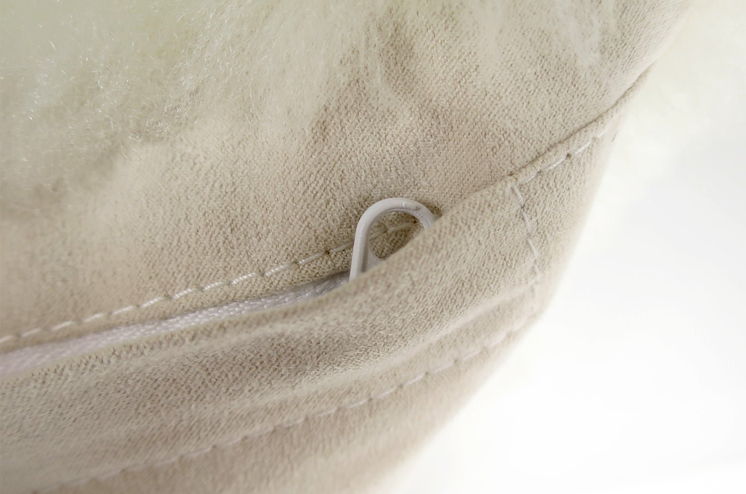 The LOVE ラブ ムートン クッション (ホワイト) 45×30cm 中材付 - HOUSE OF JAPAN Shop