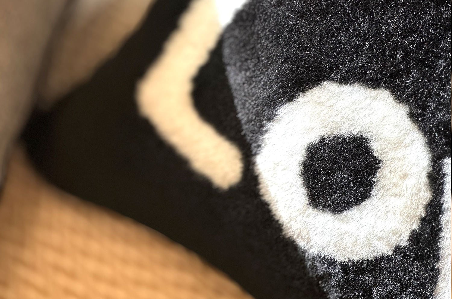 The LOVE ラブ ムートン クッション (ブラック) 45×30cm 中材付 - HOUSE OF JAPAN Shop