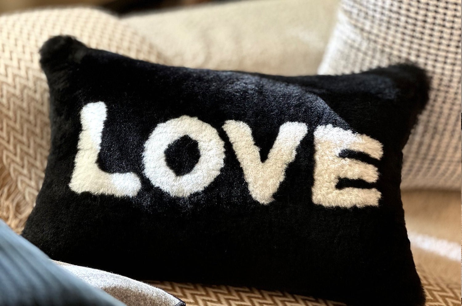 The LOVE ラブ ムートン クッション (ブラック) 45×30cm 中材付 - HOUSE OF JAPAN Shop