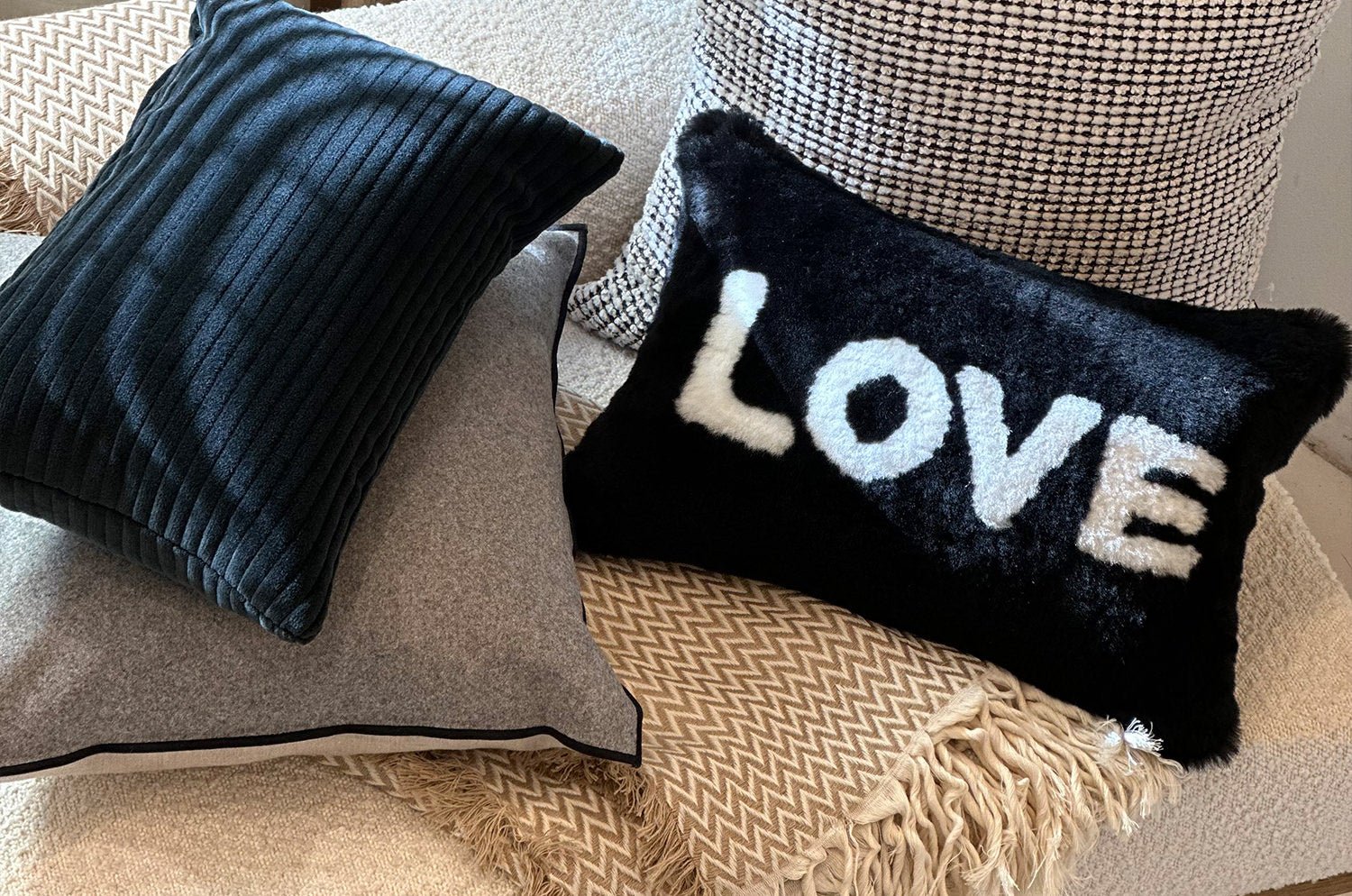 The LOVE ラブ ムートン クッション (ブラック) 45×30cm 中材付 - HOUSE OF JAPAN Shop