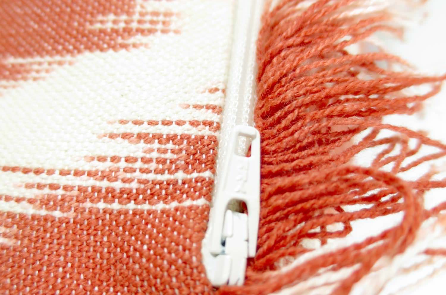 The Majorca シェブロンストライプコットンフリンジクッション レッド 50×30cm 中材付 - HOUSE OF JAPAN Shop