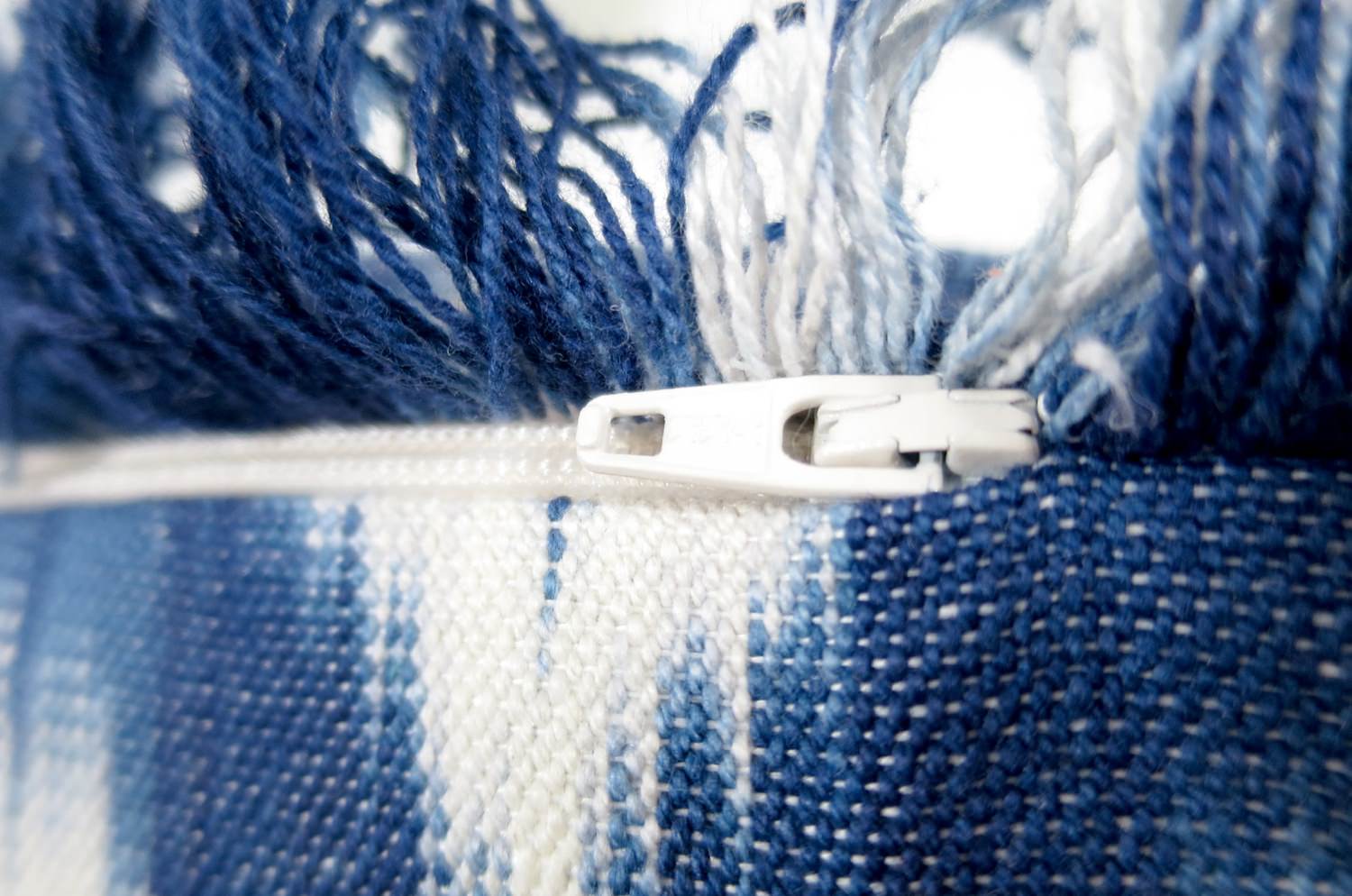 The Majorca シェブロンストライプコットンフリンジクッション ネイビーブルー 50×30cm 中材付 - HOUSE OF JAPAN Shop