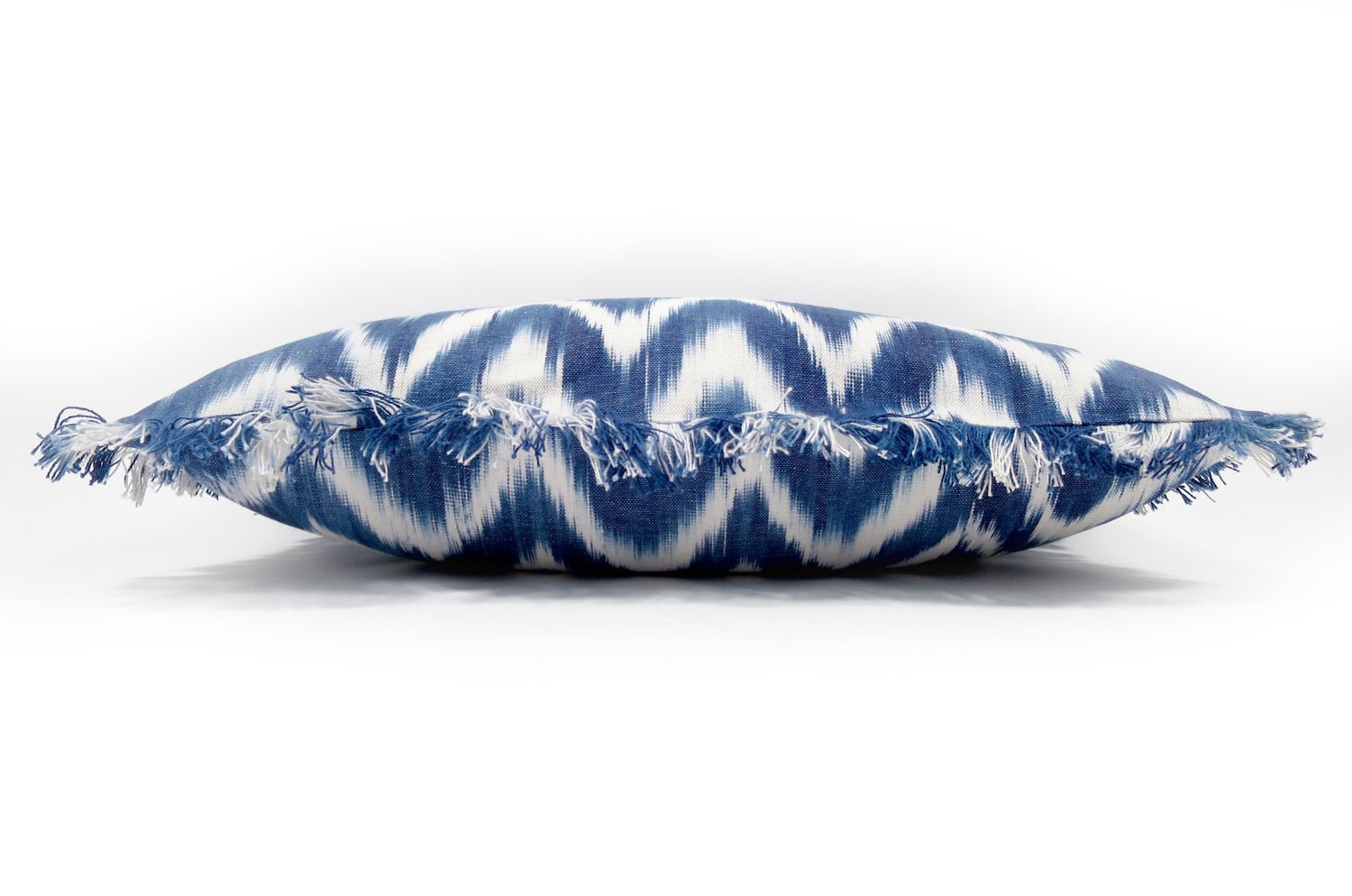 The Majorca シェブロンストライプコットンフリンジクッション ネイビーブルー 50×30cm 中材付 - HOUSE OF JAPAN Shop