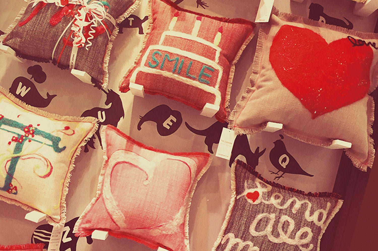 The Message - HUG ハンドメイドメッセージフリースクッション 45×45cm 中材付 - HOUSE OF JAPAN Shop