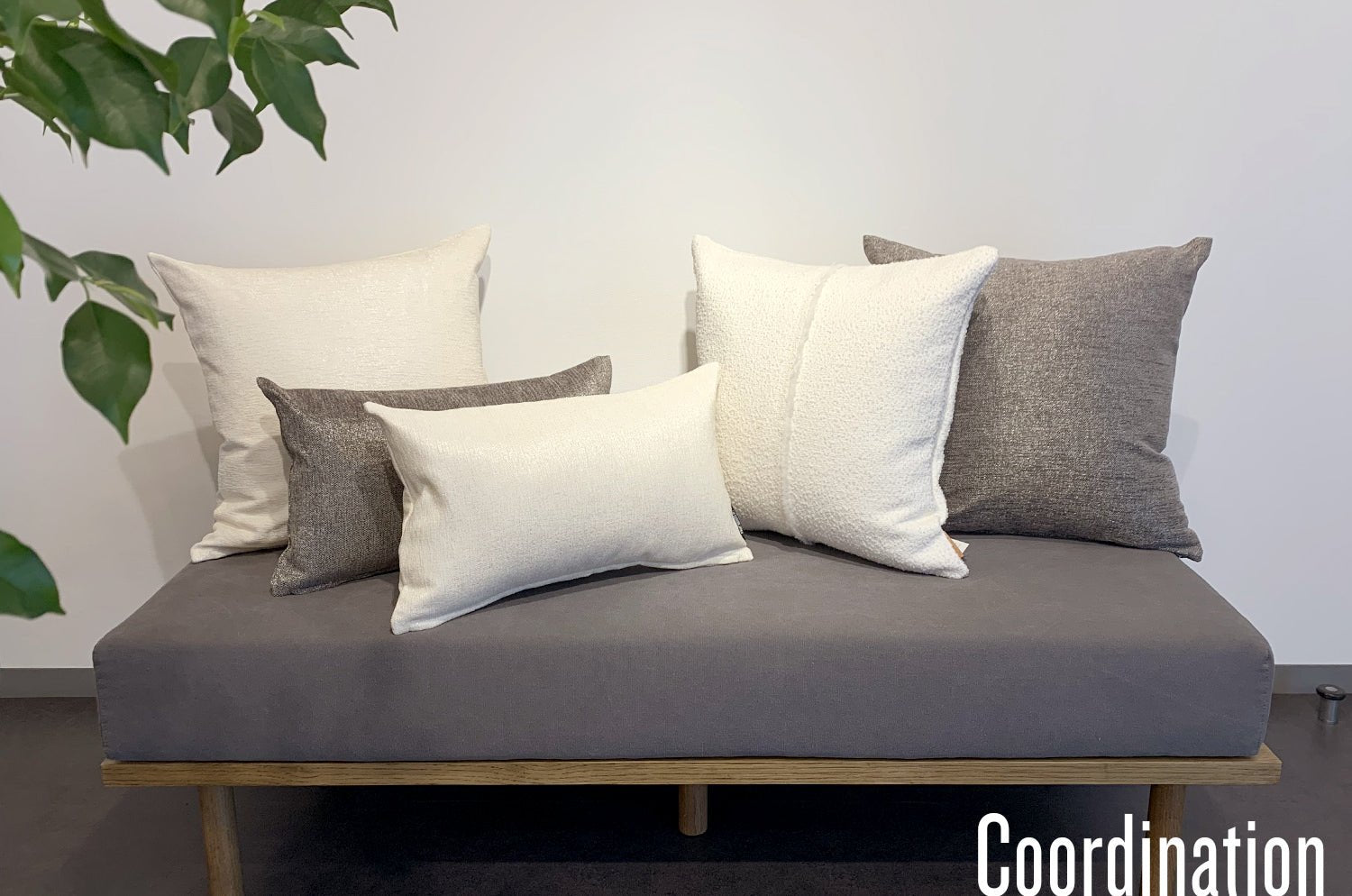 The Meta 光沢シュニール無地 クッション ジンクグレー 50×30cm 中材付 - HOUSE OF JAPAN Shop