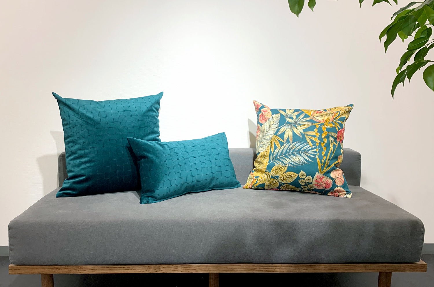 The Midnight Sea スペイン製起毛スエード調クッション ミッドナイトシー 50×30cm 中材付 - HOUSE OF JAPAN Shop