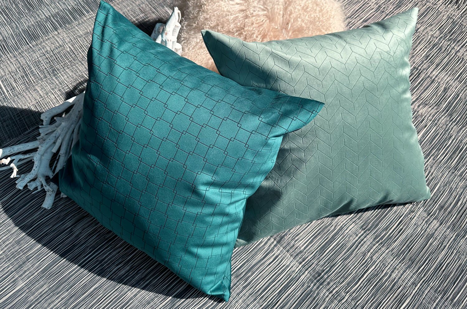 The Midnight Sea スペイン製 幾何学柄 起毛スエード調 クッションカバー ミッドナイトシー 50×50cm - HOUSE OF JAPAN Shop