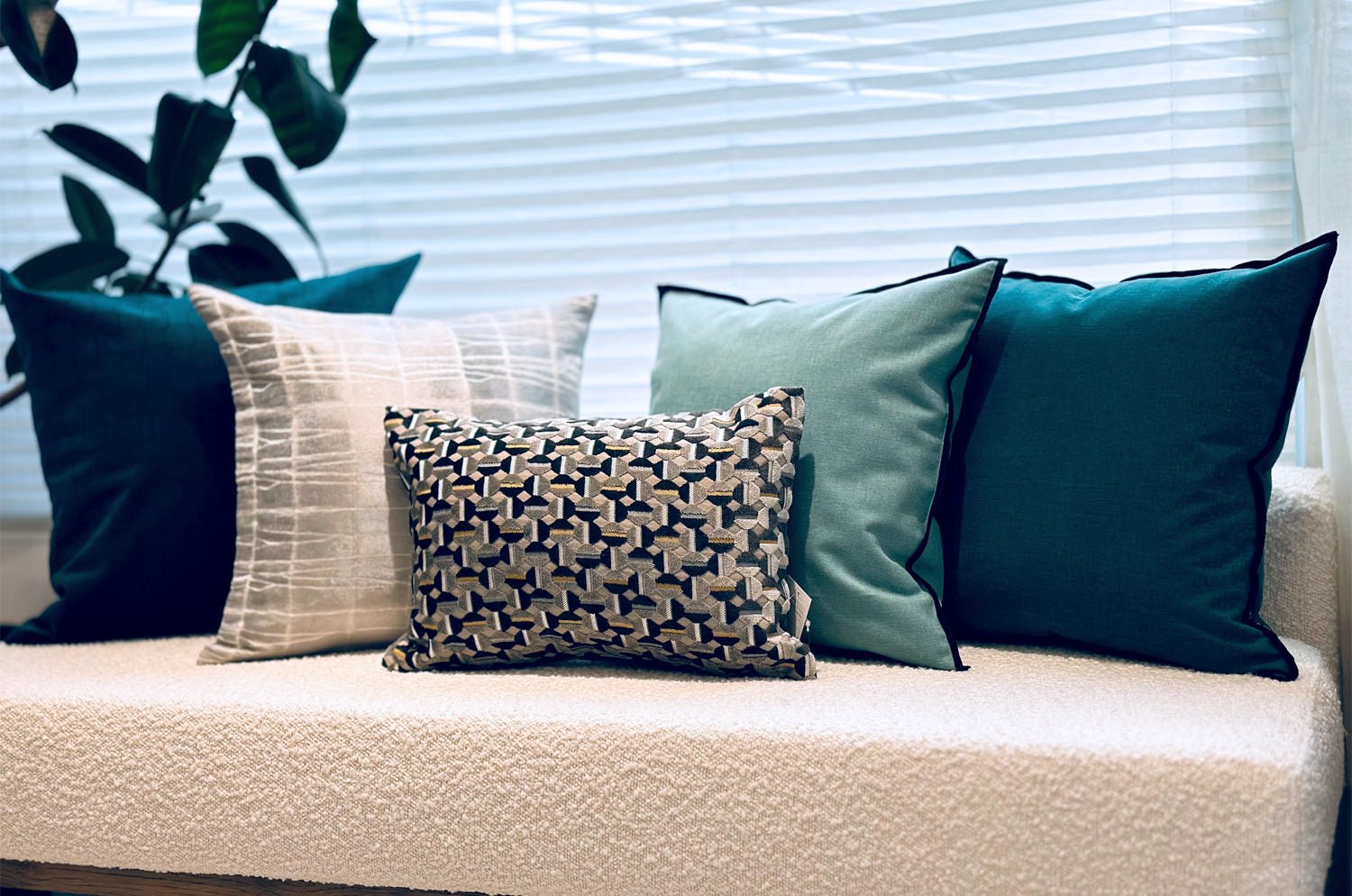 The Midnight Sea スペイン製 幾何学柄 起毛スエード調 クッションカバー ミッドナイトシー 50×50cm - HOUSE OF JAPAN Shop