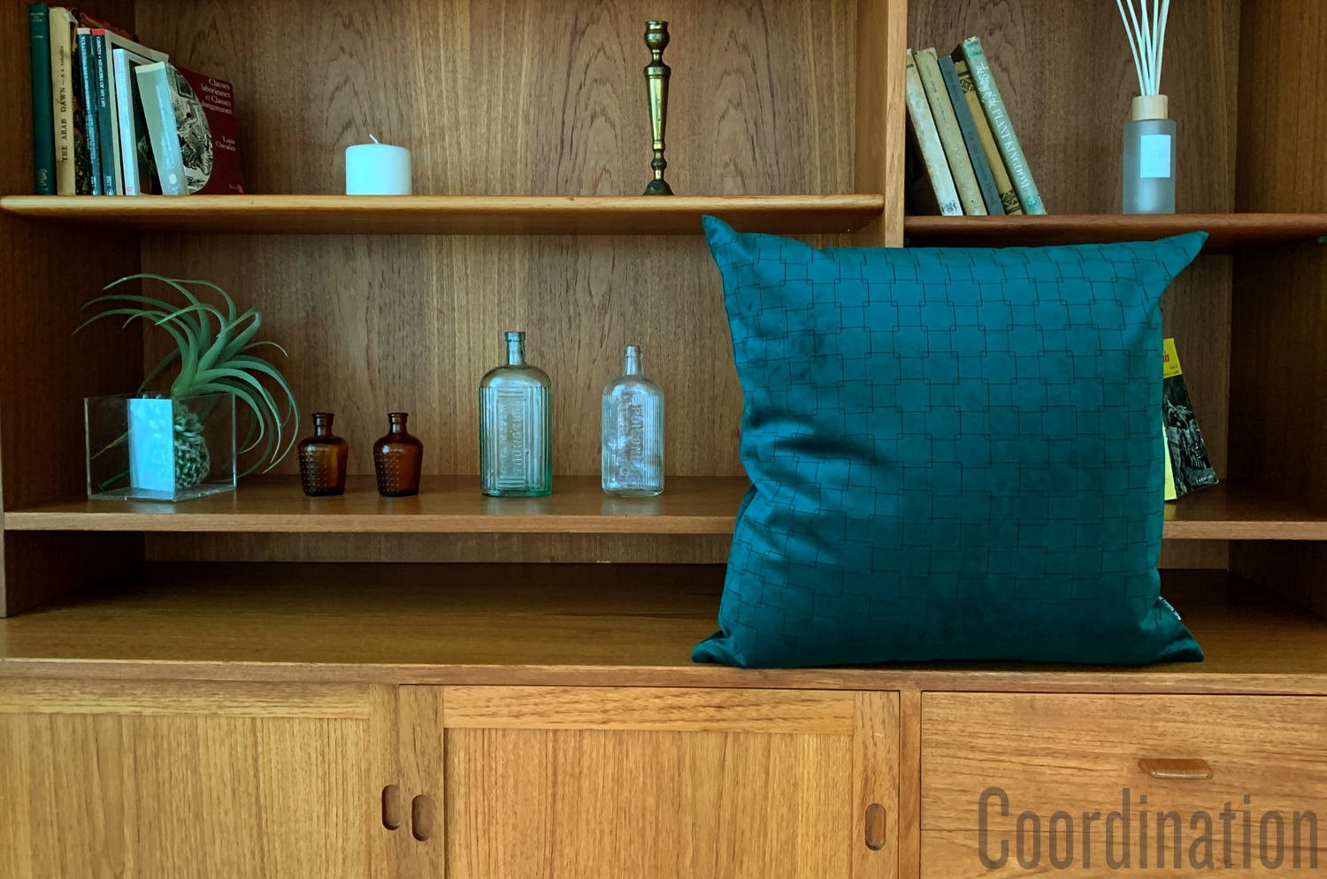 The Midnight Sea スペイン製 幾何学柄 起毛スエード調 クッションカバー ミッドナイトシー 50×50cm - HOUSE OF JAPAN Shop