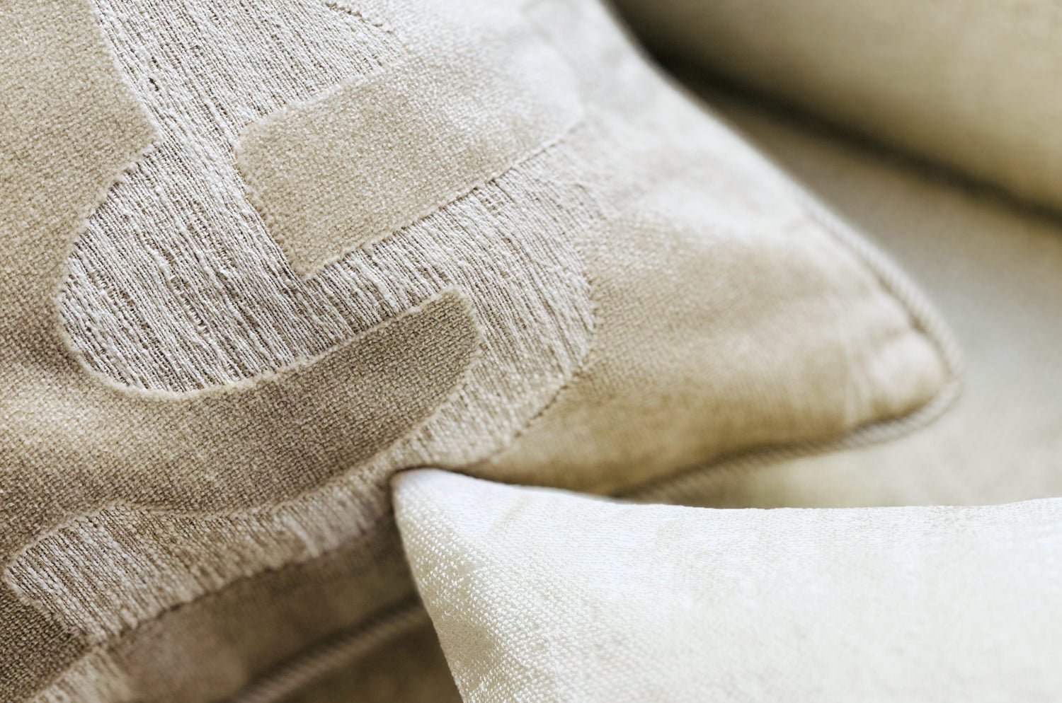 The Modern art mahori Velvet マオリ ジャカードベルベット クッション (リネングレー) 45×30cm 中材付 - HOUSE OF JAPAN Shop