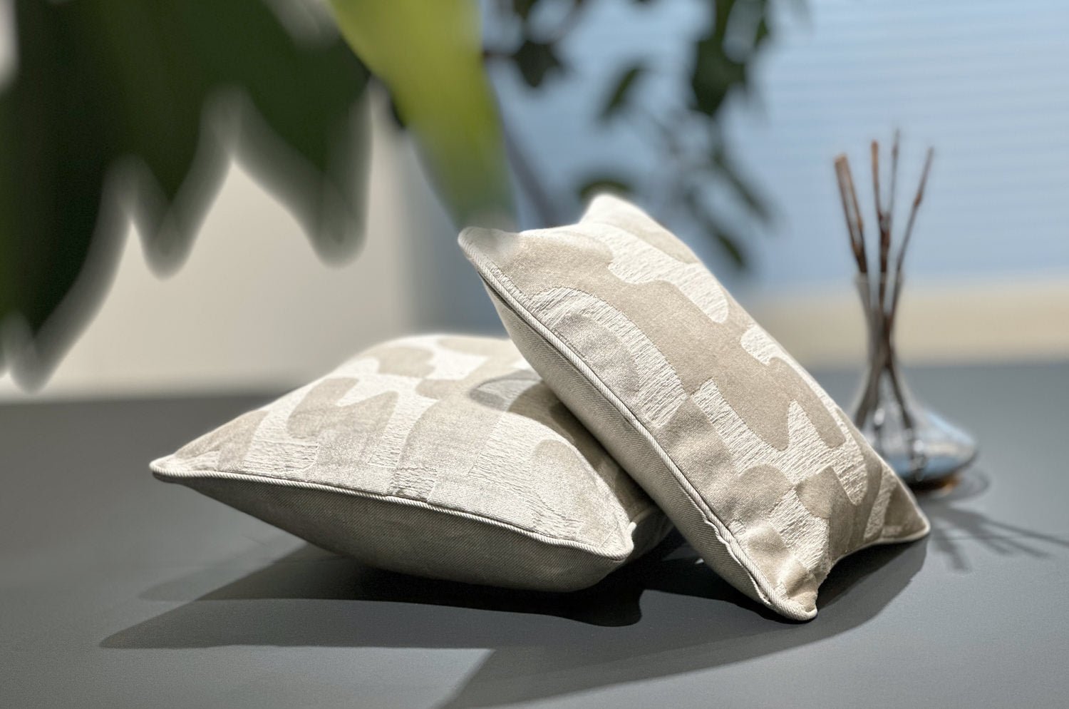 The Modern art mahori Velvet マオリ ジャカードベルベット クッション (リネングレー) 45×30cm 中材付 - HOUSE OF JAPAN Shop