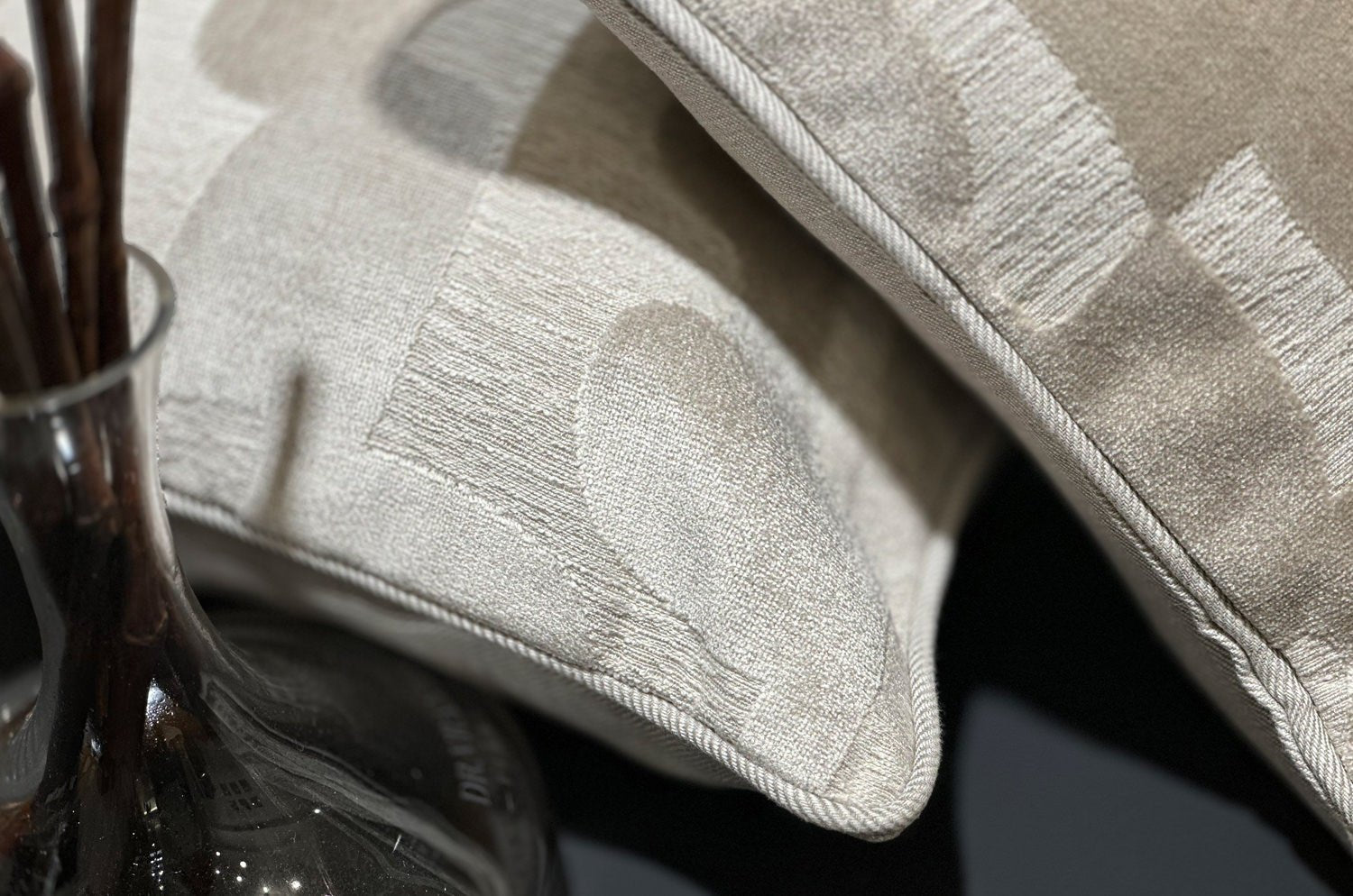 The Modern art mahori Velvet マオリ ジャカードベルベット クッション (リネングレー) 45×30cm 中材付 - HOUSE OF JAPAN Shop