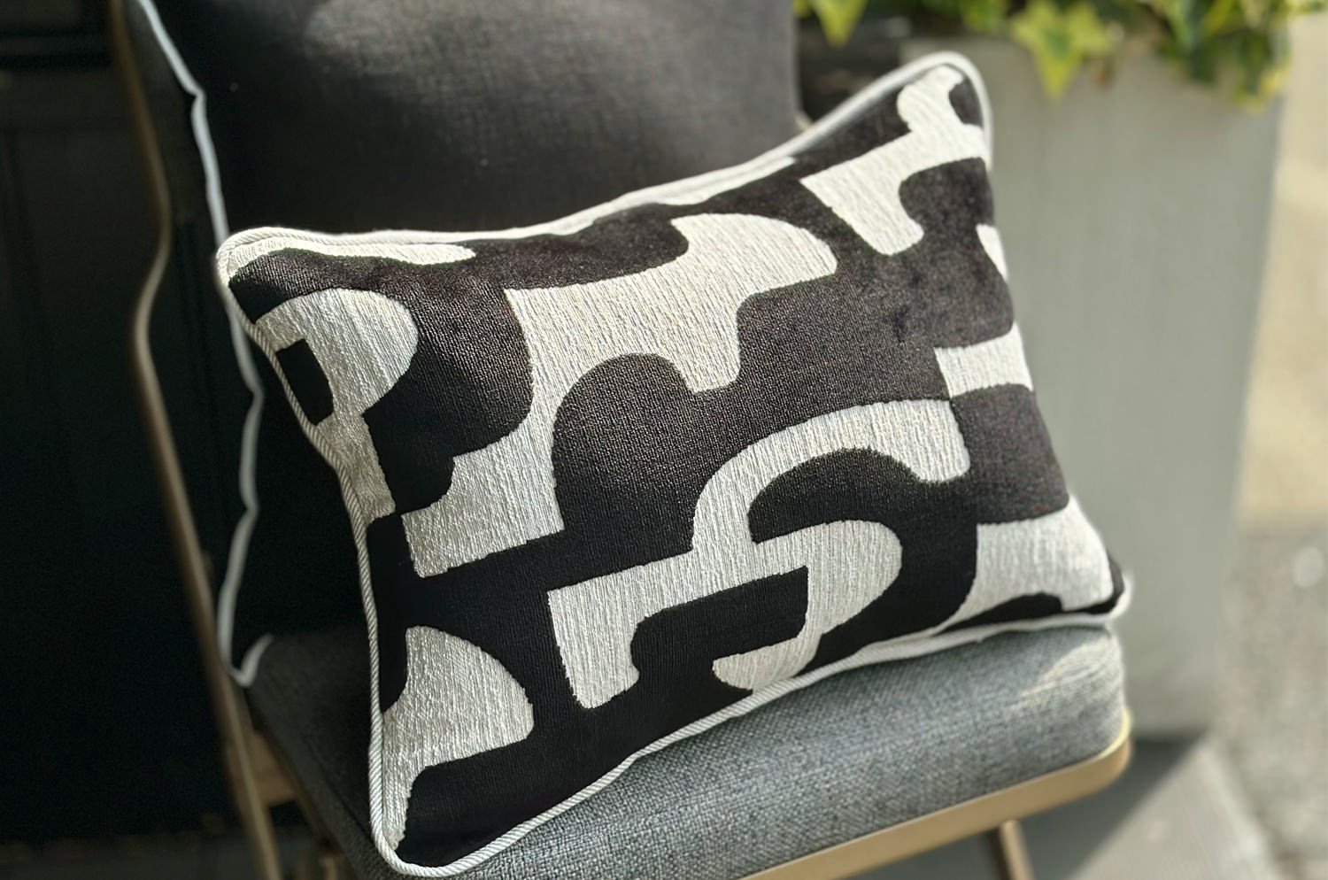 The Modern art mahori Velvet マオリ ジャカードベルベット クッション (リネンブラック) 45×33cm 中材付 - HOUSE OF JAPAN Shop