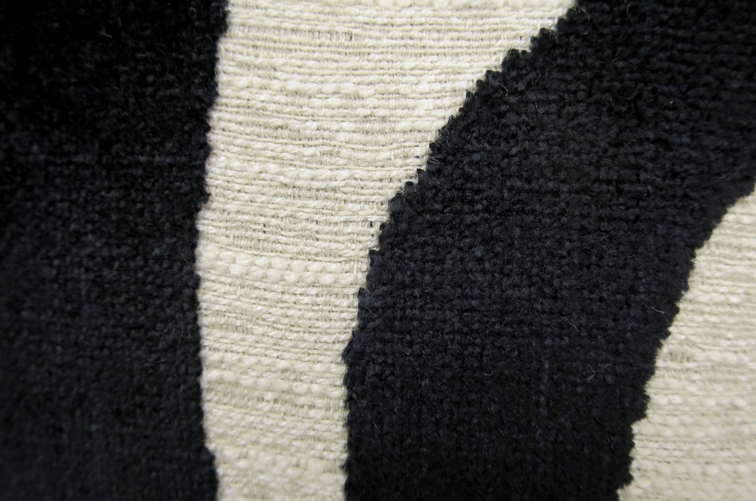 The Modern art mahori Velvet マオリ ジャカードベルベット クッション (リネンブラック) 45×33cm 中材付 - HOUSE OF JAPAN Shop