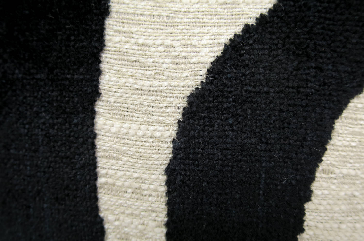 The Modern art mahori Velvet マオリ ジャカードベルベット クッションカバー (リネンブラック) 45×45cm - HOUSE OF JAPAN Shop