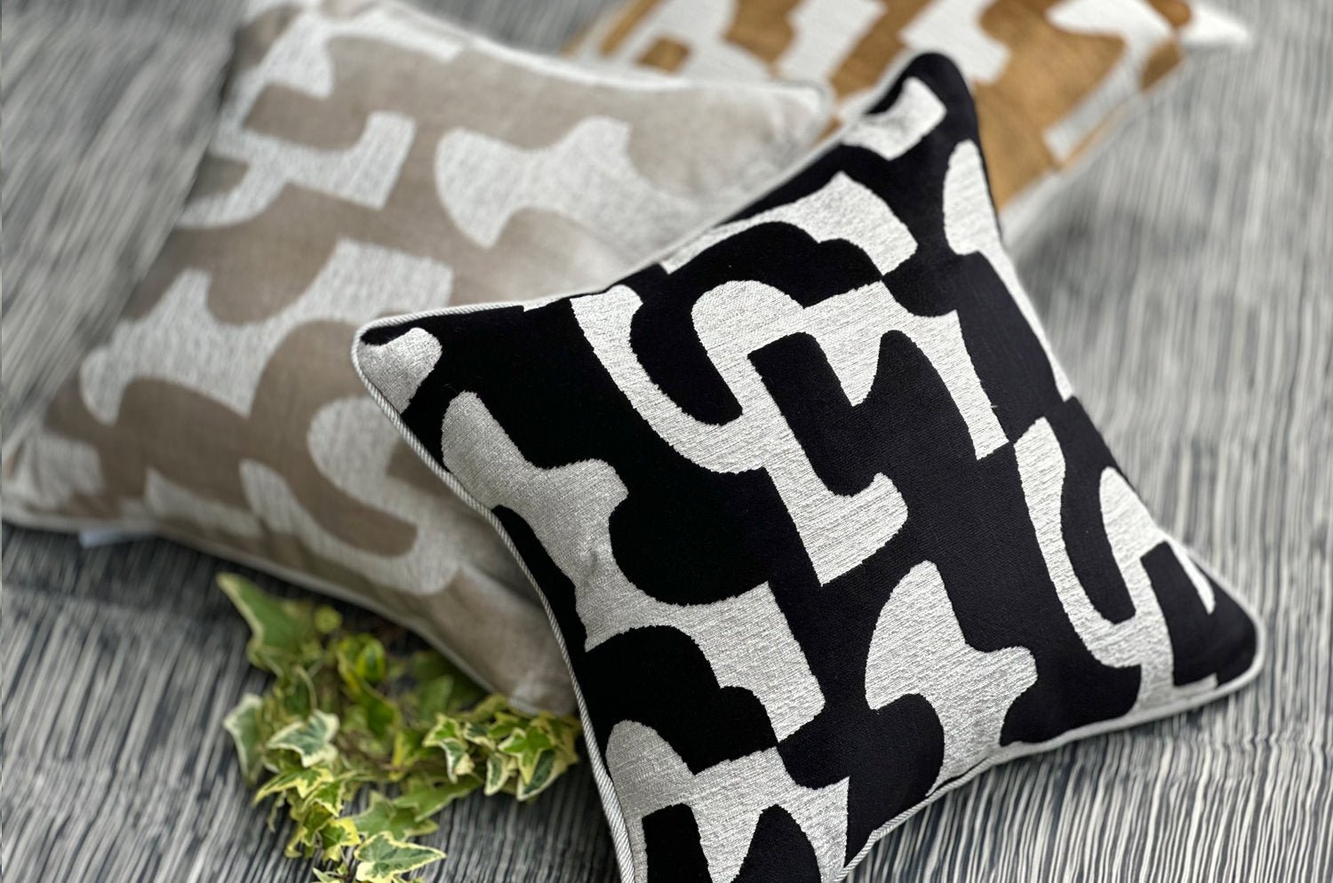 The Modern art mahori Velvet マオリ ジャカードベルベット クッションカバー (リネンブラック) 45×45cm - HOUSE OF JAPAN Shop