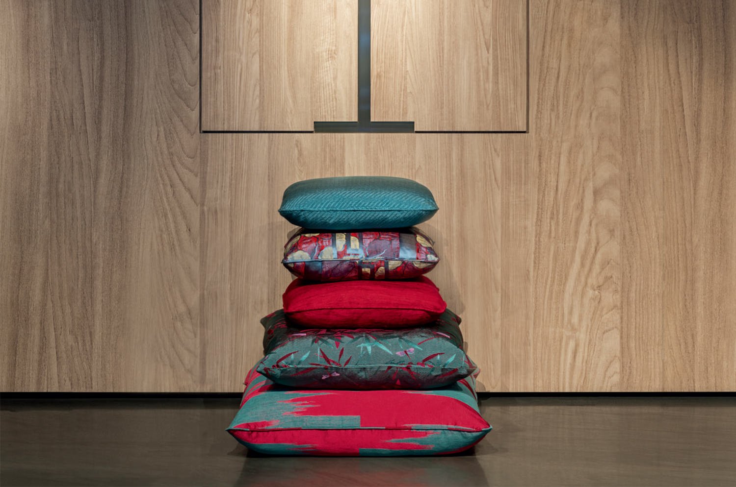 The NAGANO PETROLIO/ROSSO/ORO アルマーニカーザ ナガノ パイピング付クッション 45×30cm 中材付 - HOUSE OF JAPAN Shop