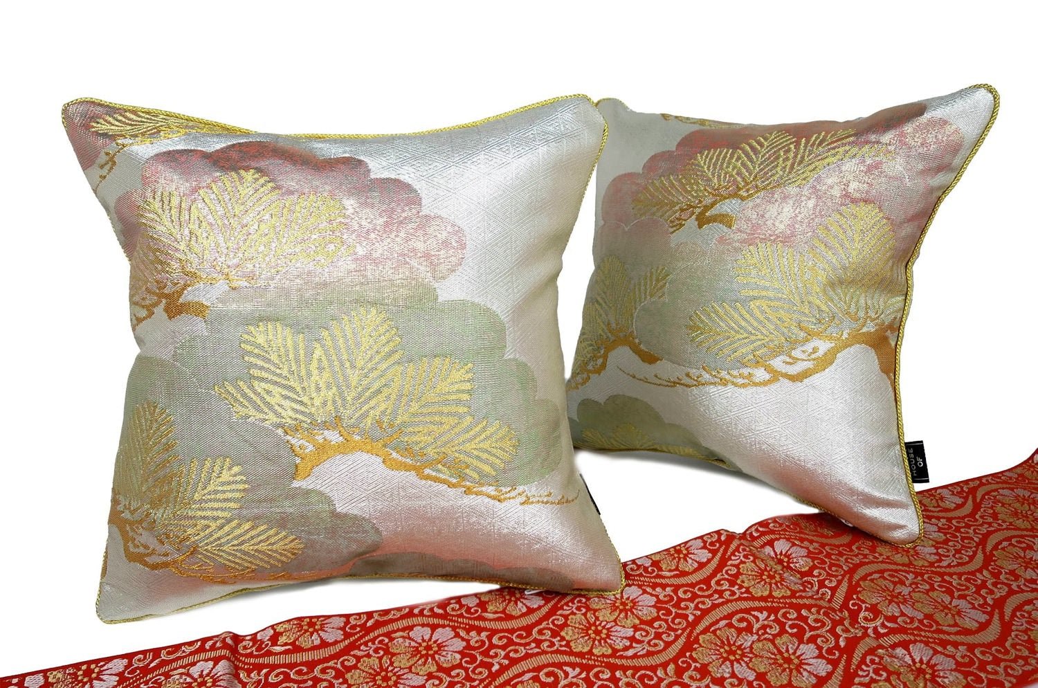 The Neo Japanesque ヴィンテージ帯地クッション 松文様<白銀> 28×28cm 中材付 - HOUSE OF JAPAN Shop