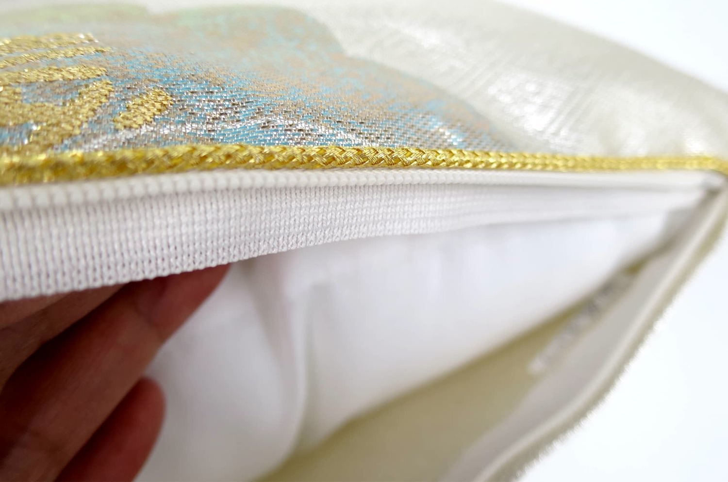 The Neo Japanesque ヴィンテージ帯地クッション 松文様<白銀> 28×28cm 中材付 - HOUSE OF JAPAN Shop