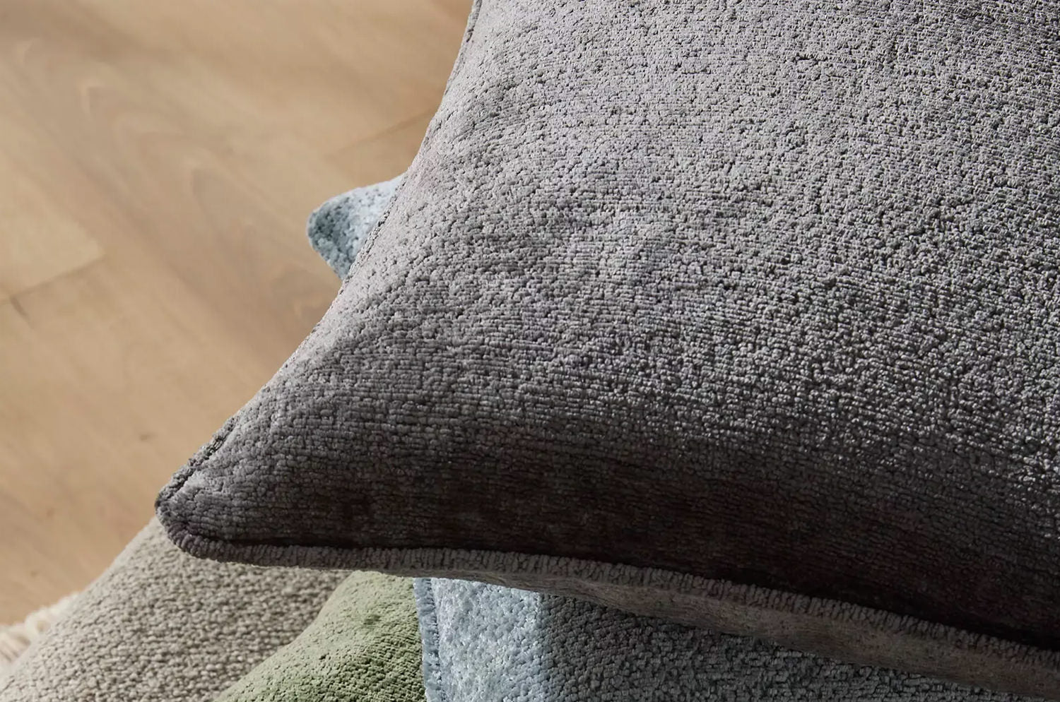 The Noble ソフトグロウベルベット パイピング付クッションカバー(Coal) 50×50cm - HOUSE OF JAPAN Shop