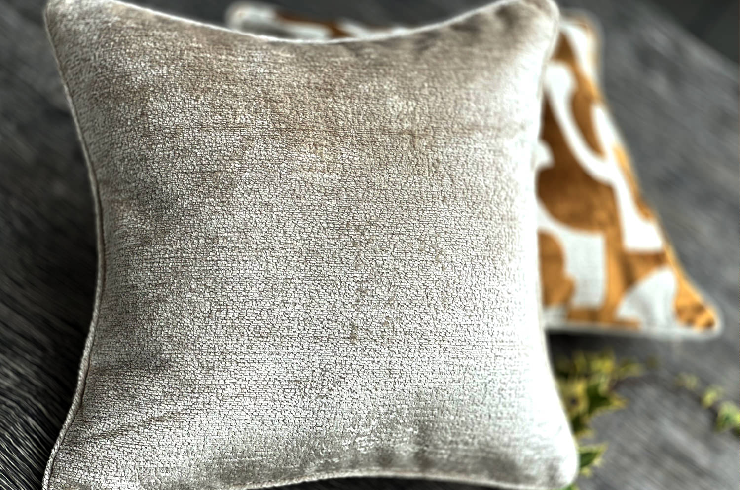 The Noble ソフトノーブルベルベット パイピング付クッションカバー(Oatmeal) 50×50cm - HOUSE OF JAPAN Shop