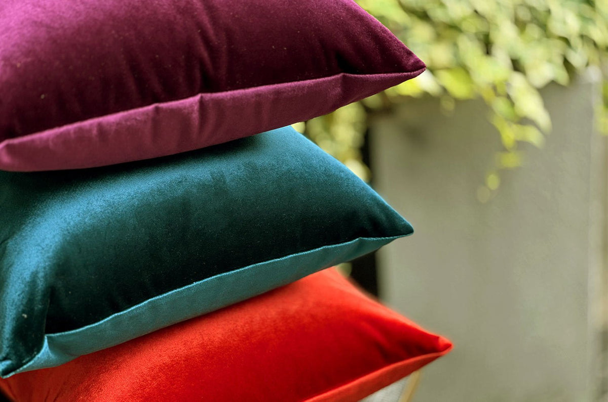The NUAGE VELOURS ニュアージュ ベルベット クッションカバー Vert pao(ヴェール・パオン)孔雀色 45×45cm - HOUSE OF JAPAN Shop