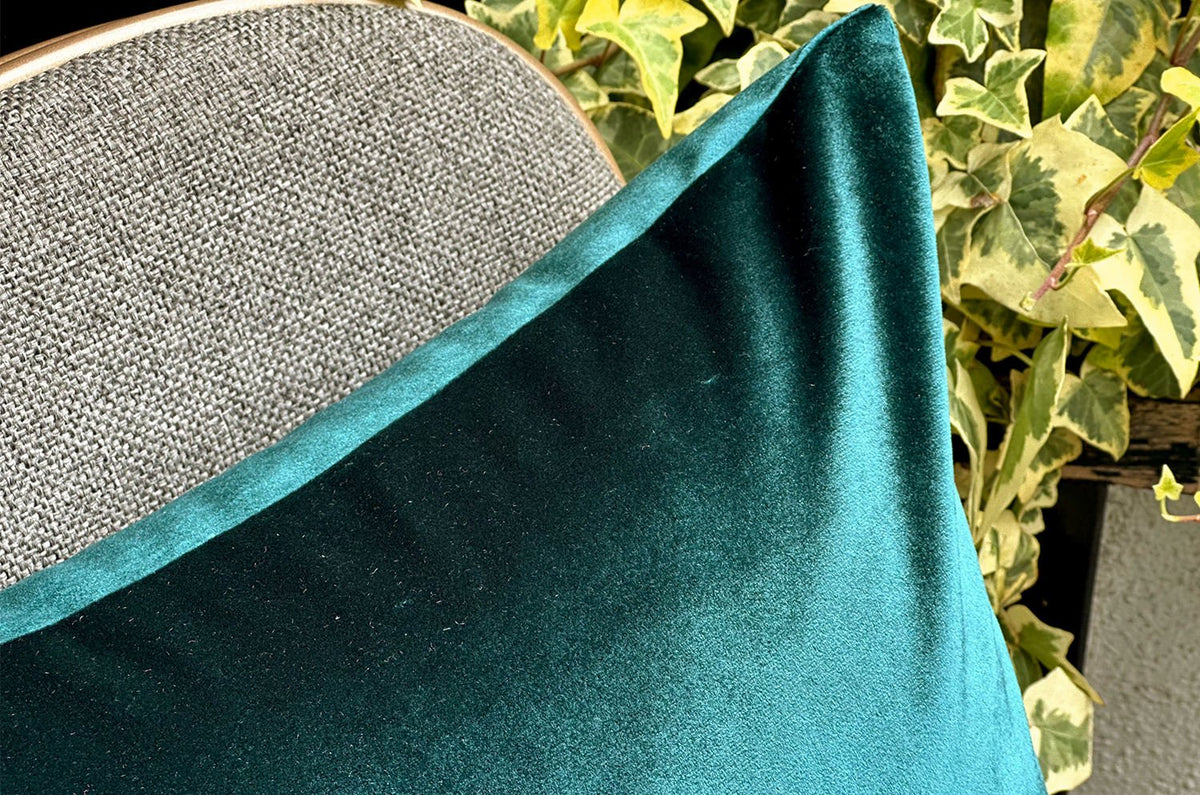 The NUAGE VELOURS ニュアージュ ベルベット クッションカバー Vert pao(ヴェール・パオン)孔雀色 45×45cm - HOUSE OF JAPAN Shop