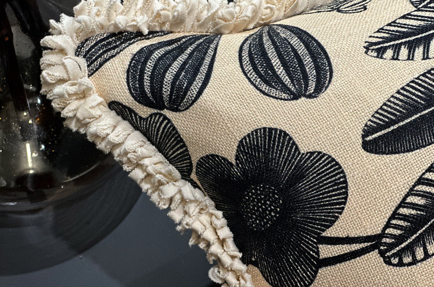 The Orphee オルフェ 草花の奏 ループフリンジリネン混クッション 65×31cm 中材付 - HOUSE OF JAPAN Shop