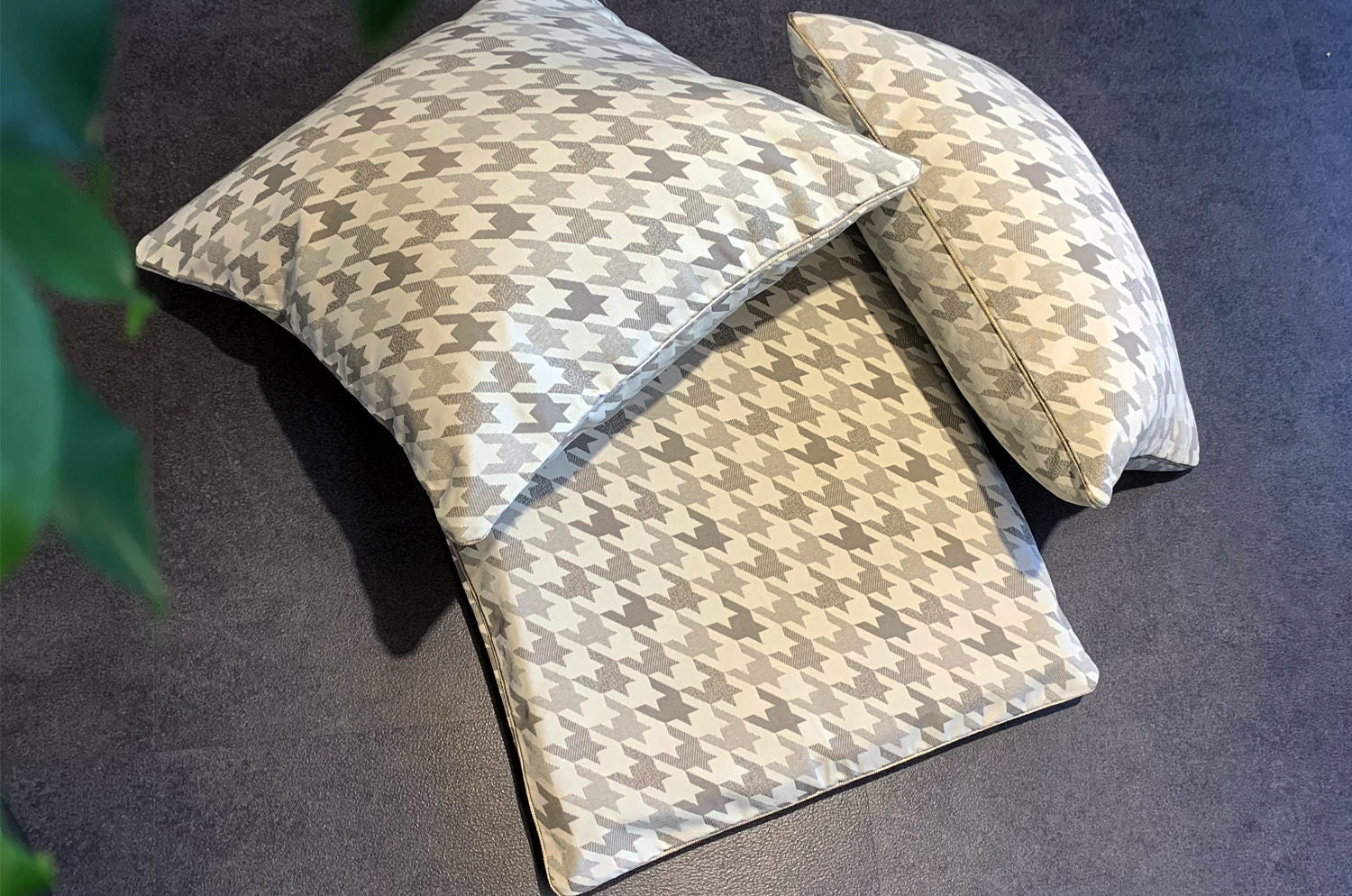 The Outdoor&Indoor fabric 千鳥格子 撥水クッション グレージュ 45×30cm 中材付 - HOUSE OF JAPAN Shop