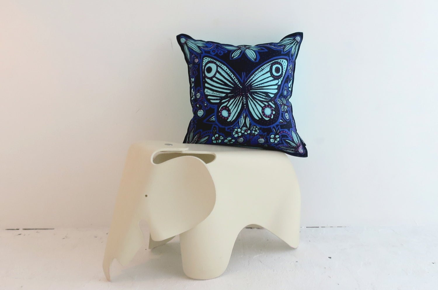 The Päiväperho - パイヴァペルホ ヘイニ・リータフフタデザイン リネンクッションカバー 45×45cm - HOUSE OF JAPAN Shop