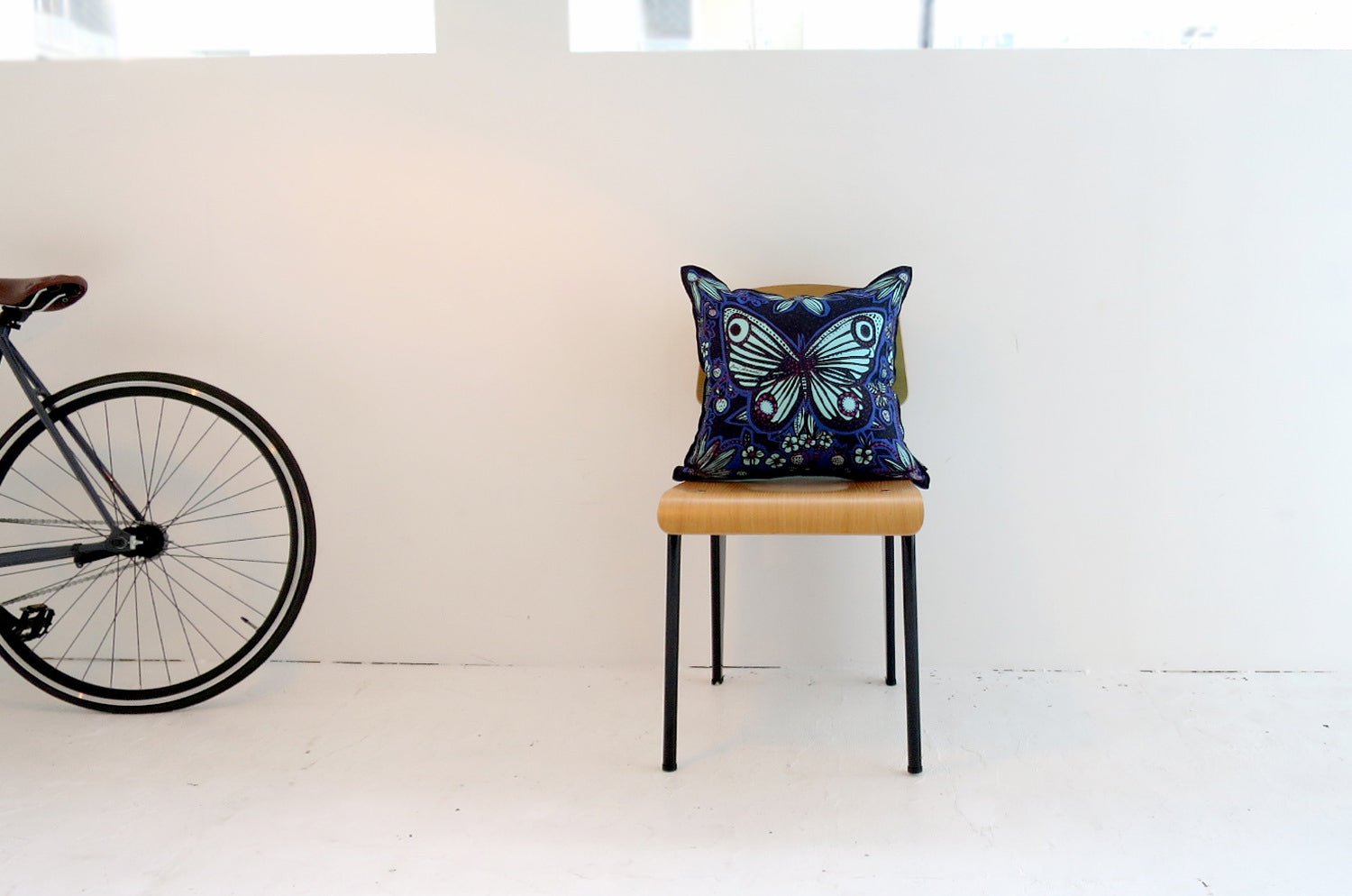 The Päiväperho - パイヴァペルホ ヘイニ・リータフフタデザイン リネンクッションカバー 45×45cm - HOUSE OF JAPAN Shop