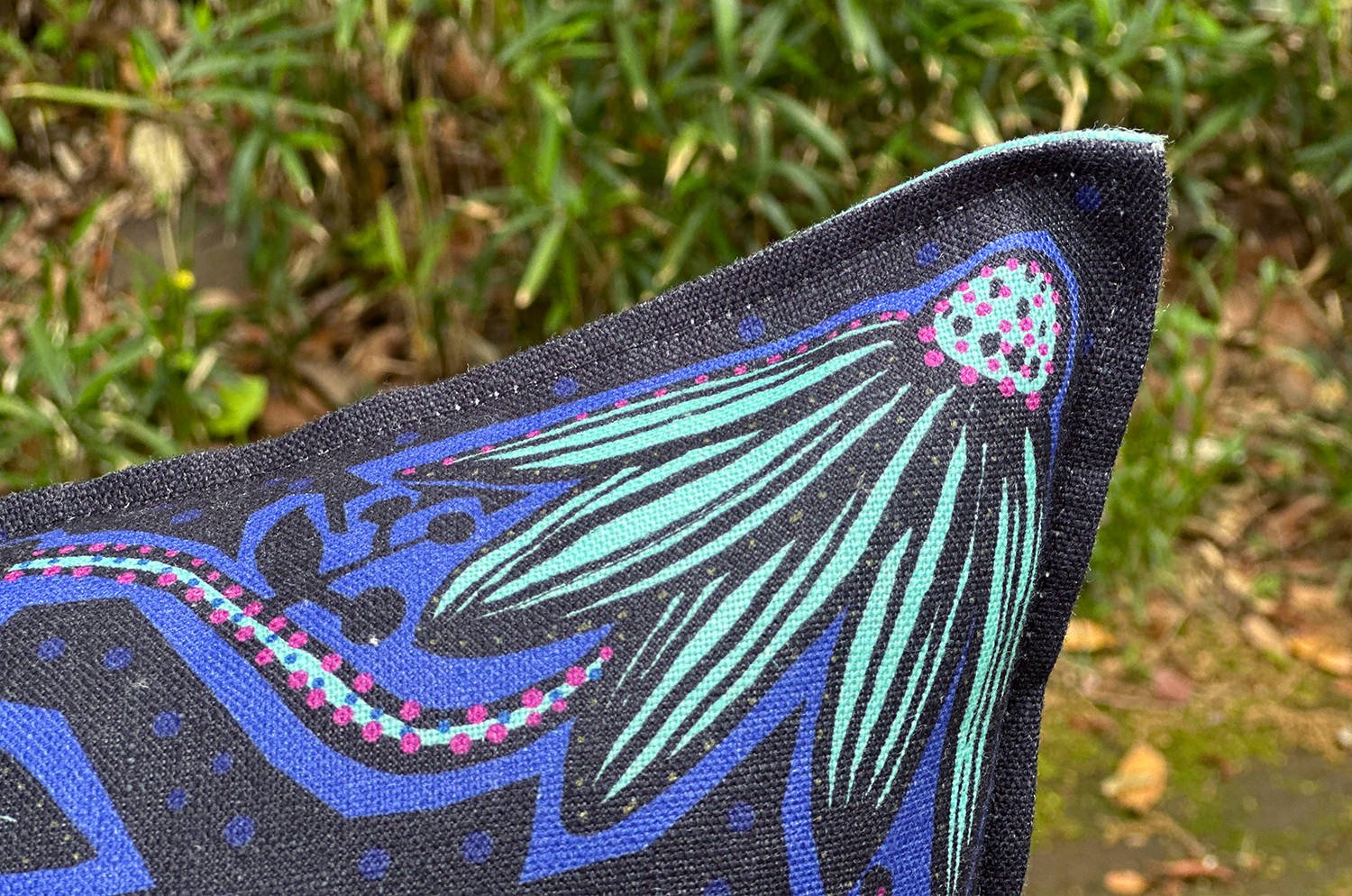 The Päiväperho - パイヴァペルホ ヘイニ・リータフフタデザイン リネンクッションカバー 45×45cm - HOUSE OF JAPAN Shop