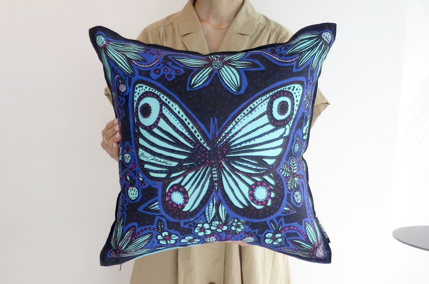 The Päiväperho - パイヴァペルホ ヘイニ・リータフフタデザイン リネンクッションカバー 45×45cm - HOUSE OF JAPAN Shop