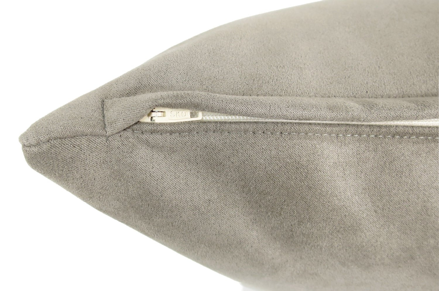 The Pet Luxe Suede ペットと暮らす 洗える高級スエード調クッション(ライトグレー) 50×30cm 中材付 - HOUSE OF JAPAN Shop