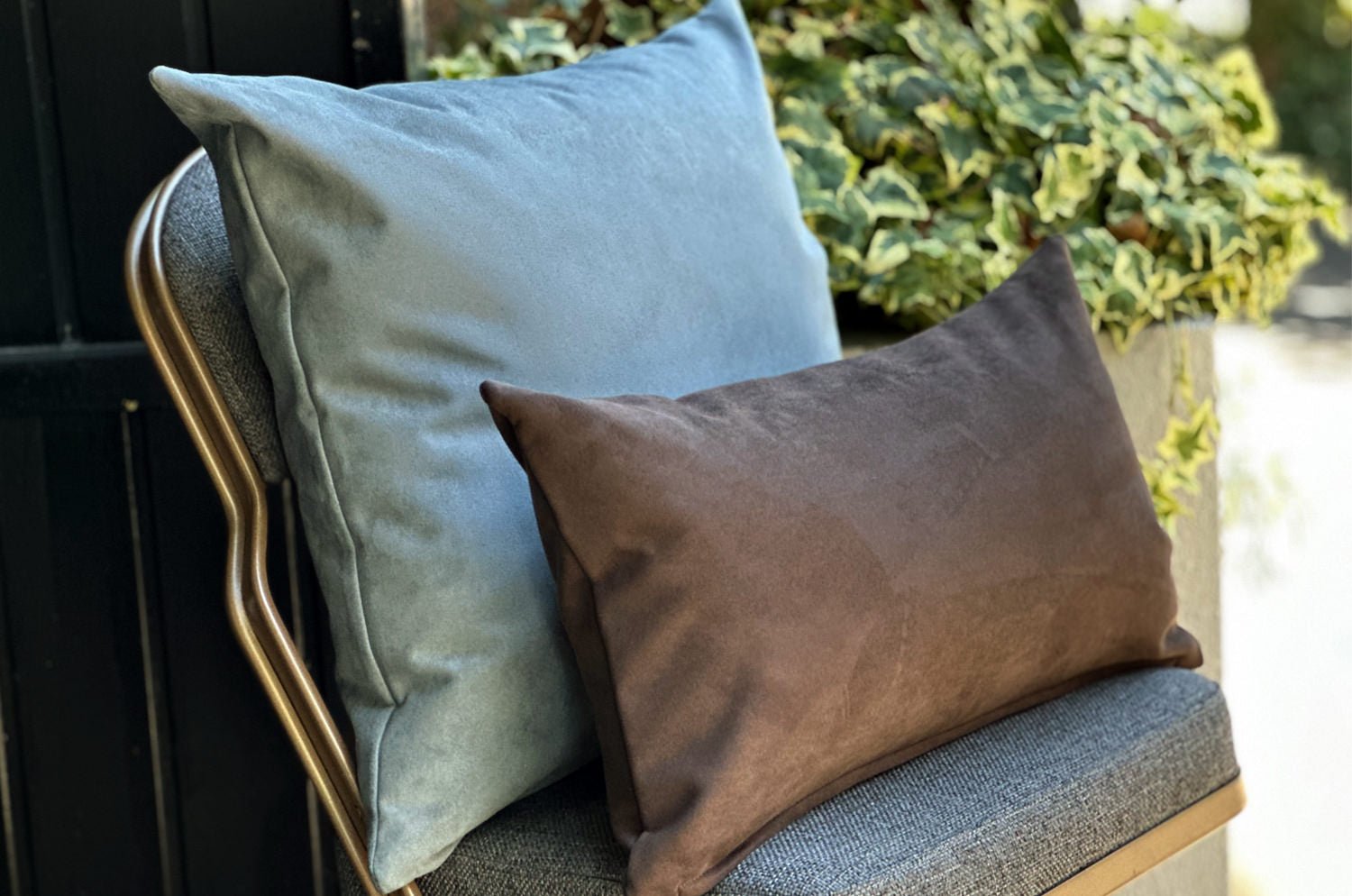 The Pet Luxe Suede ペットと暮らす 洗える高級スエード調クッションカバー(ブルーグレー) 50×50cm - HOUSE OF JAPAN Shop