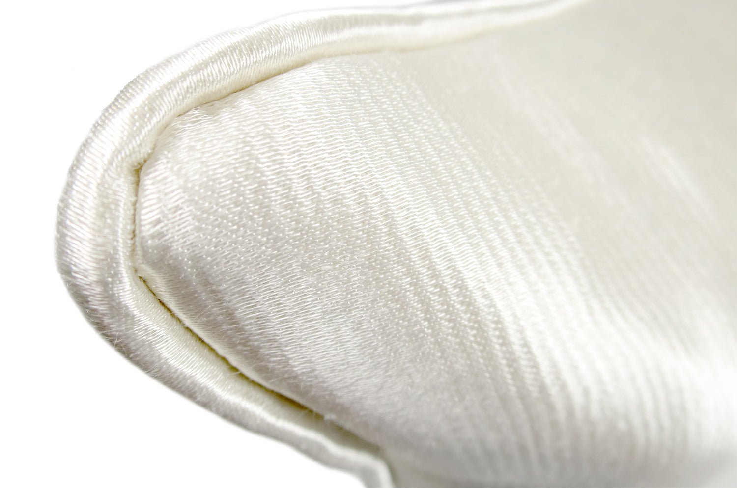 The PierreFrey プリンセスホワイトサテンパイピングクッション 70×35cm 中材付 - HOUSE OF JAPAN Shop