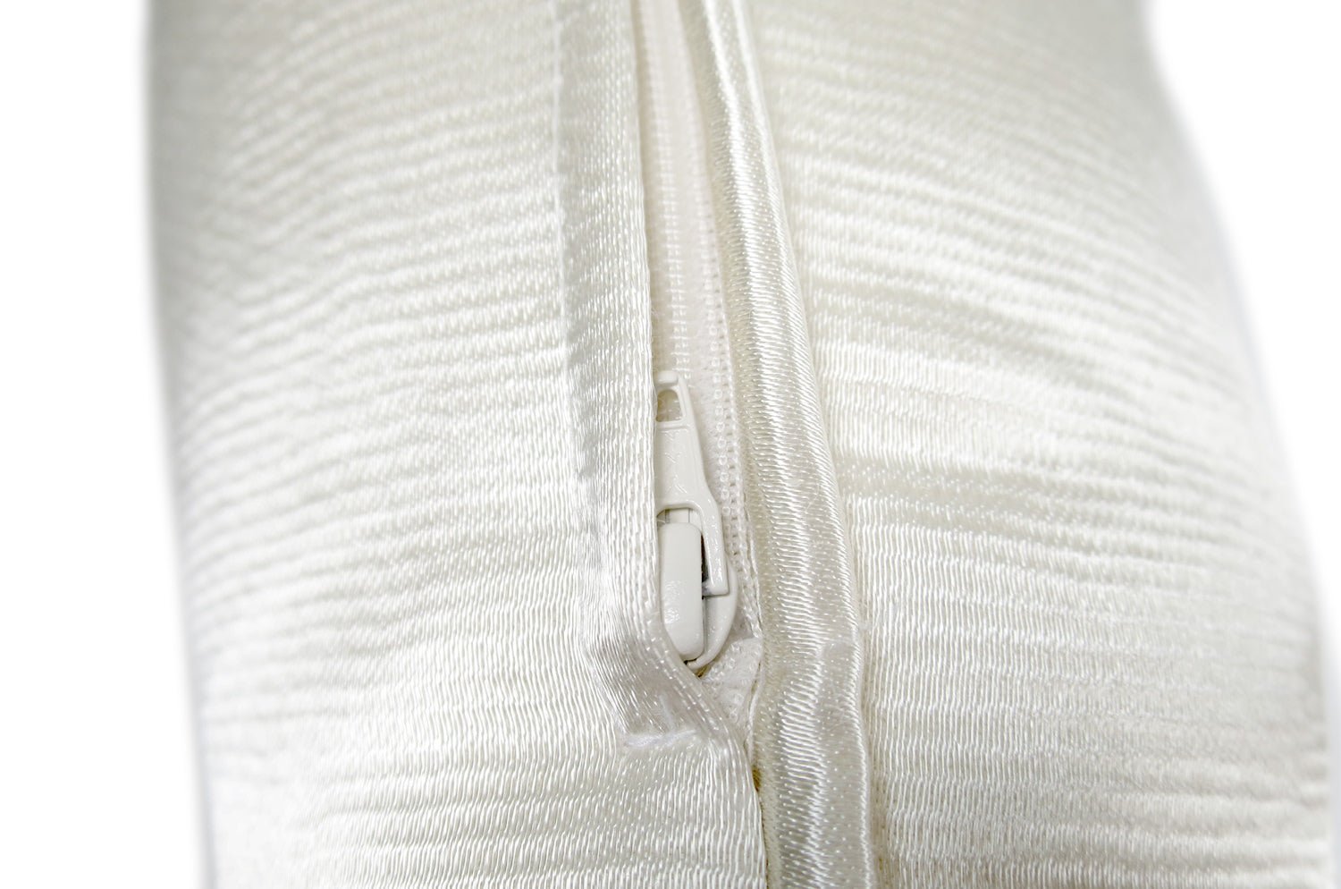 The PierreFrey プリンセスホワイトサテンパイピングクッション 70×35cm 中材付 - HOUSE OF JAPAN Shop