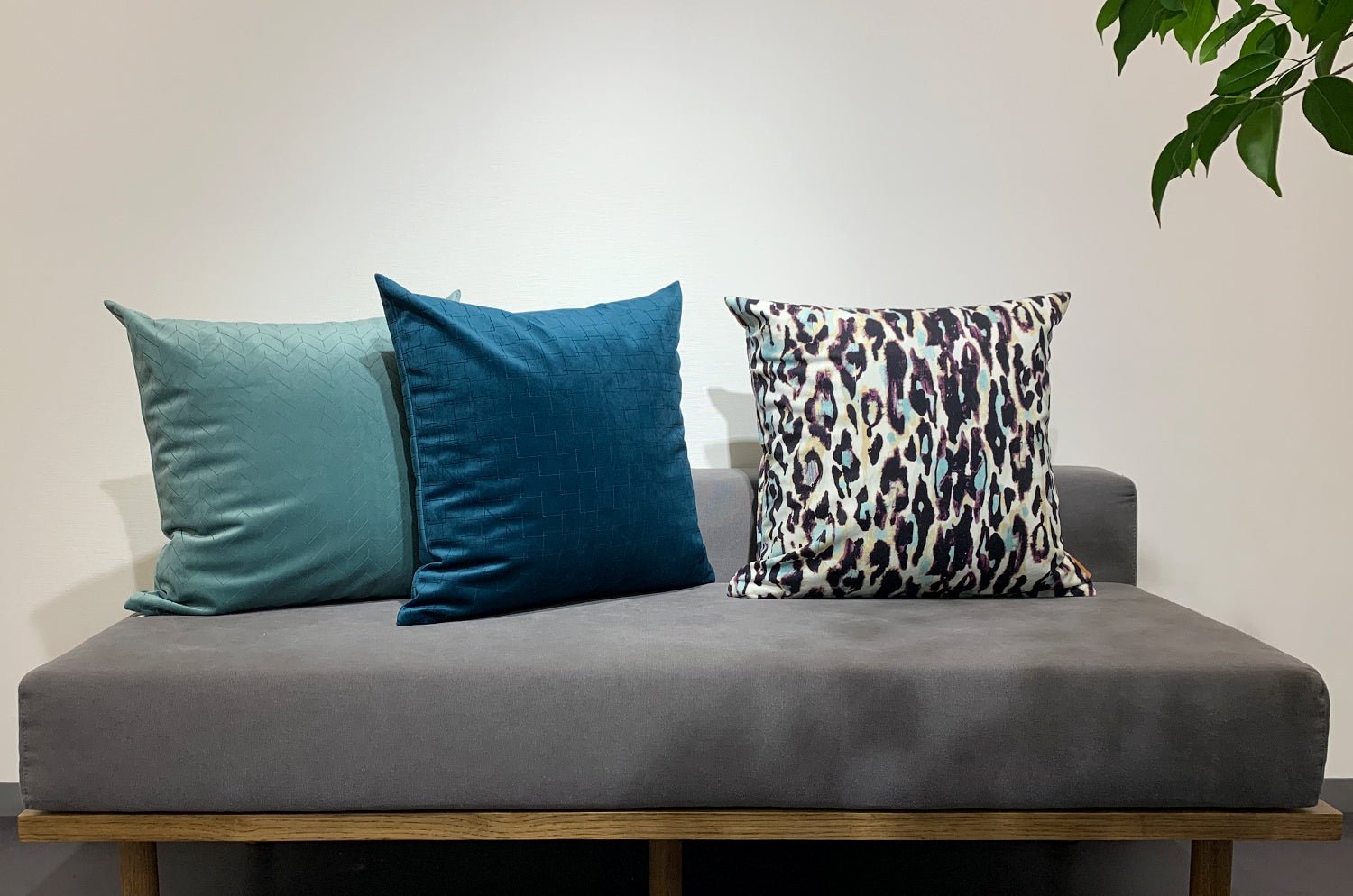 The Purple Leopard スペイン製起毛スエードタッチ パープルレオパード柄クッションカバー 50×50cm - HOUSE OF JAPAN Shop