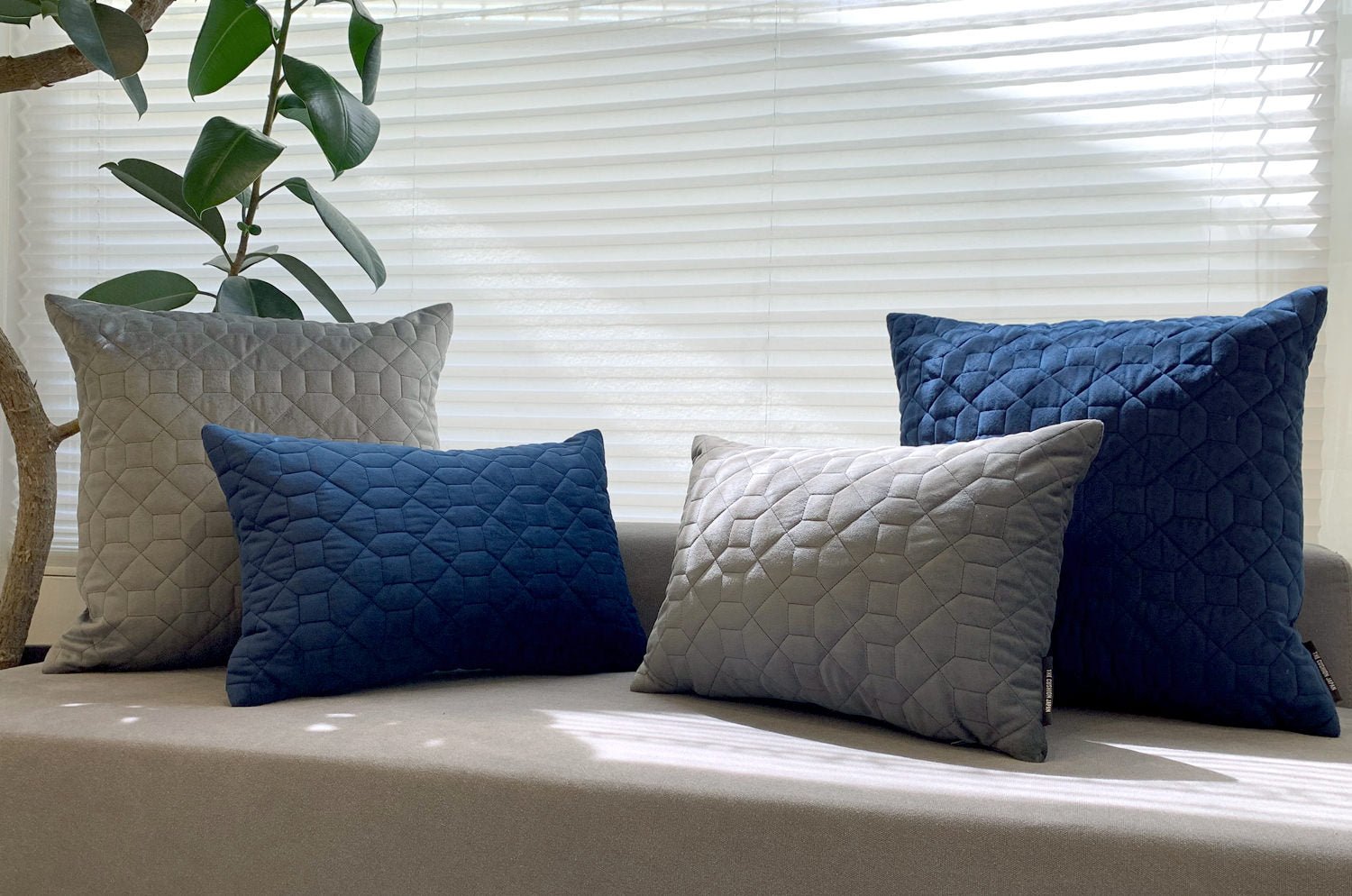 The Quilted シルクタッチ幾何学キルト クッション Shadow 45×30cm 中材付 - HOUSE OF JAPAN Shop