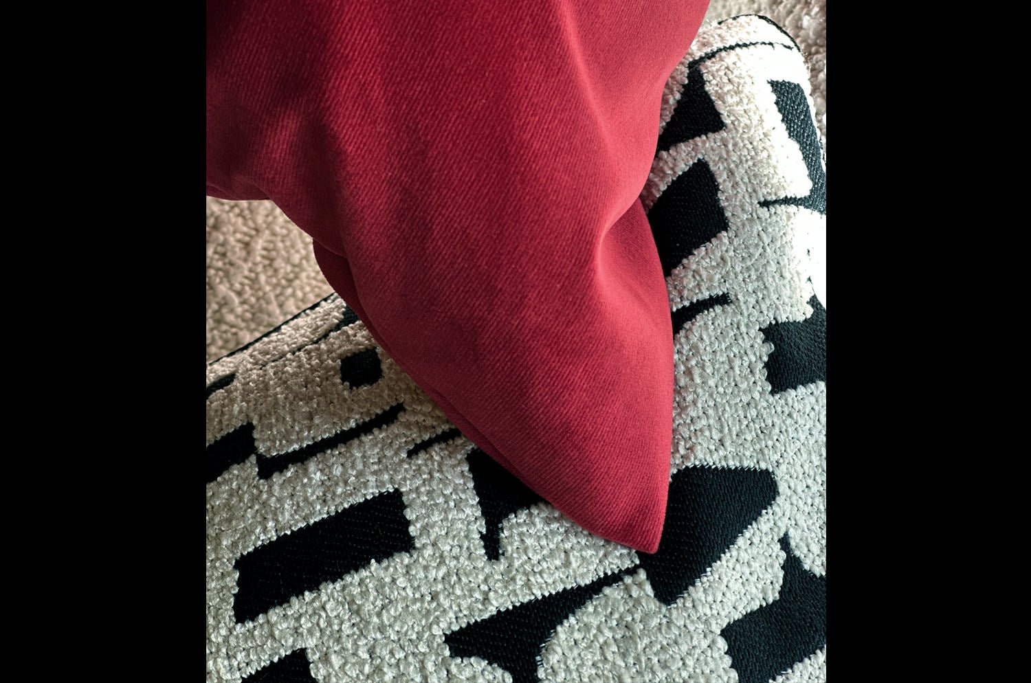 The Rebecca レベッカ なめらか起毛 スエード クッション (garnet) 45×30cm 中材付 - HOUSE OF JAPAN Shop