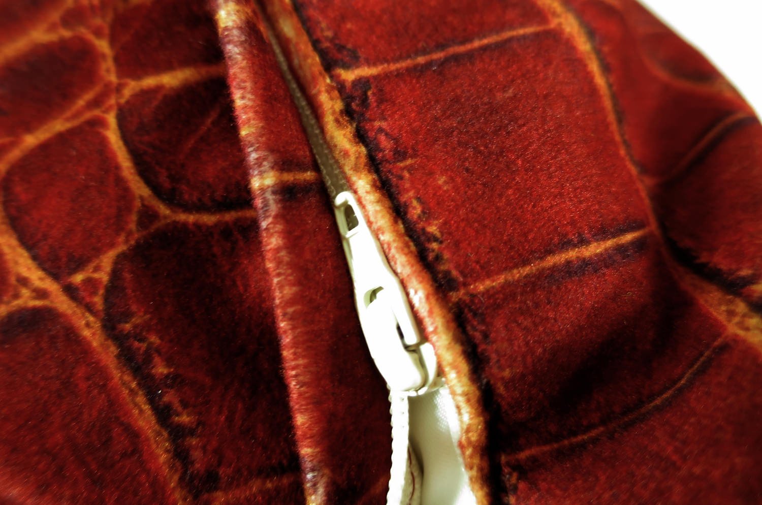 The Reddishbrown Crocodile スペイン製 起毛スエード調 クロコダイル柄クッションカバー レディッシュブラウン 50×50cm - HOUSE OF JAPAN Shop