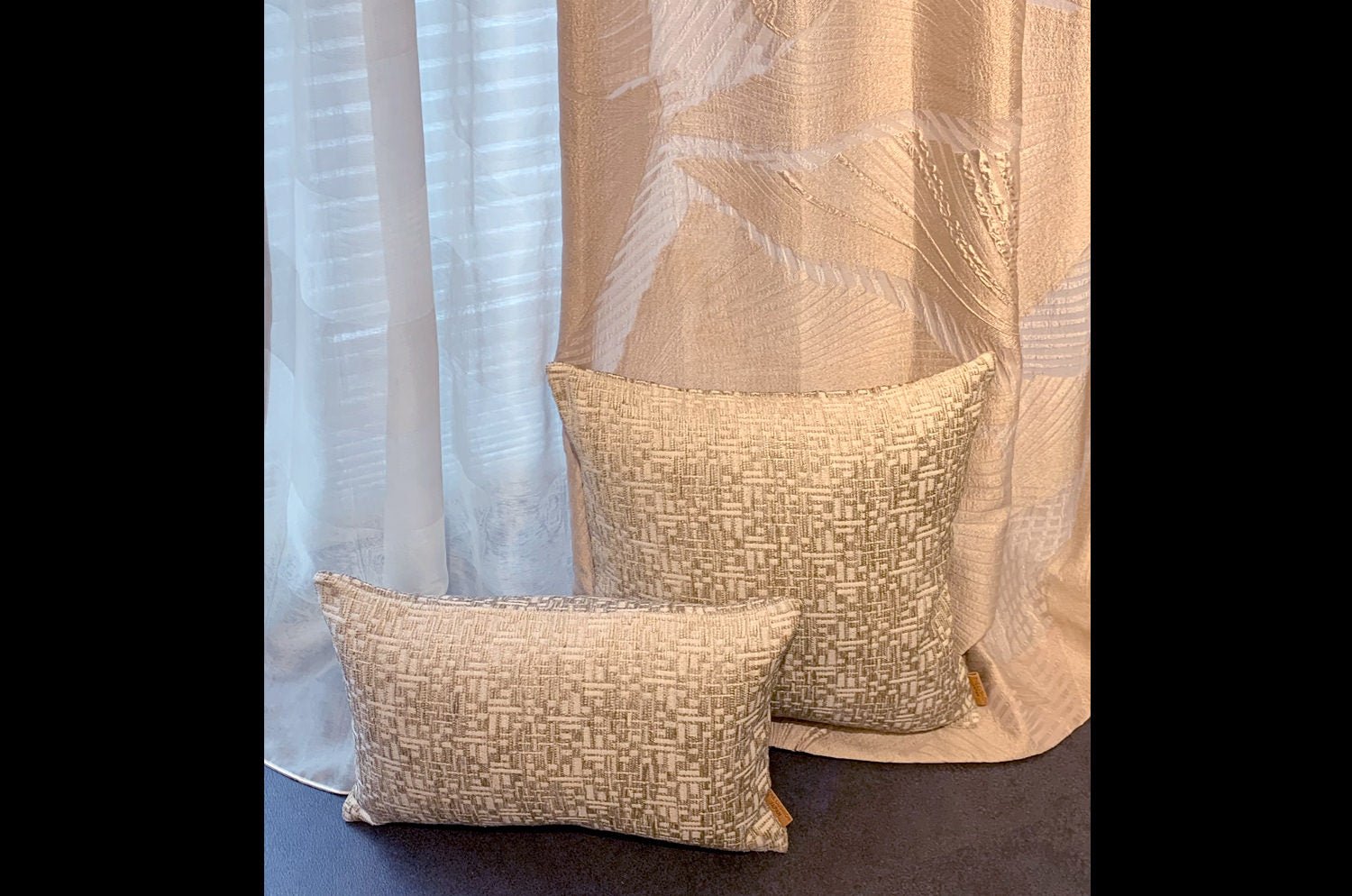 The REIMS アルマーニカーザ ランス ジャカードベルベットクッション(パール) 45×30cm 中材付 - HOUSE OF JAPAN Shop