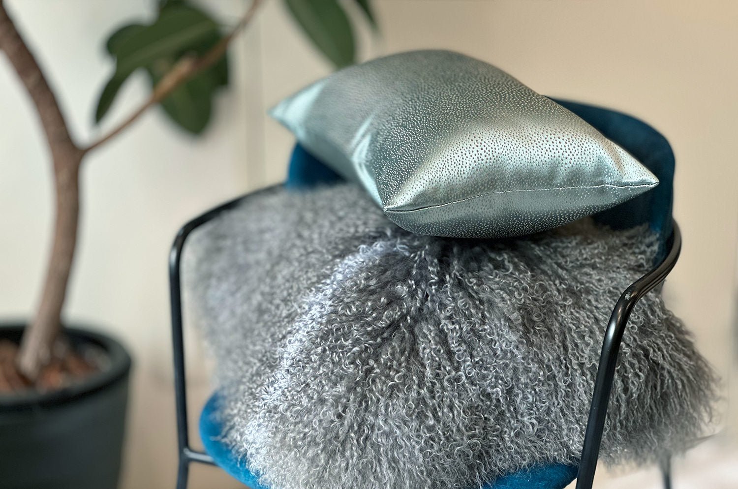 The RIVOLI - GHIACCIO アルマーニカーザ リボリ クッション(アクア) 45×30cm 中材付 - HOUSE OF JAPAN Shop