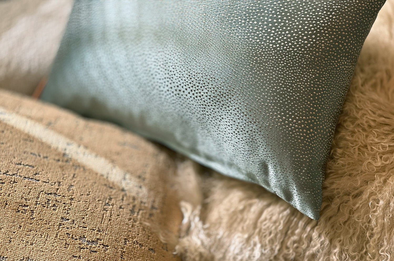 The RIVOLI - GHIACCIO アルマーニカーザ リボリ クッション(アクア) 45×30cm 中材付 - HOUSE OF JAPAN Shop