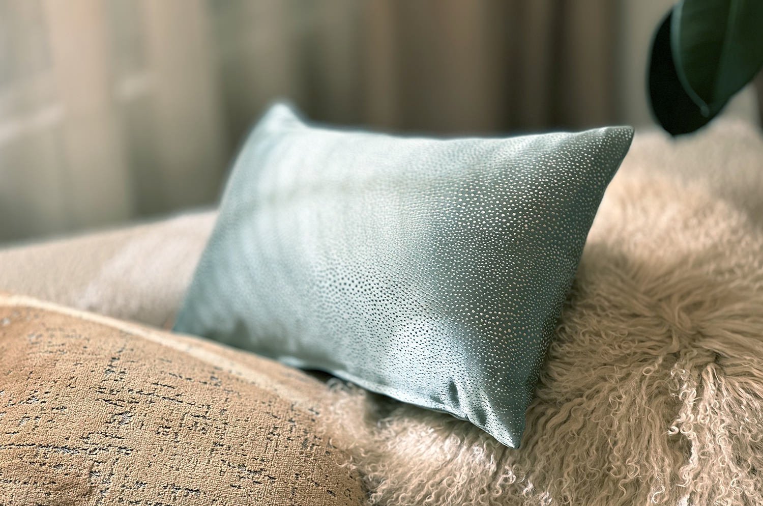 The RIVOLI - GHIACCIO アルマーニカーザ リボリ クッション(アクア) 45×30cm 中材付 - HOUSE OF JAPAN Shop