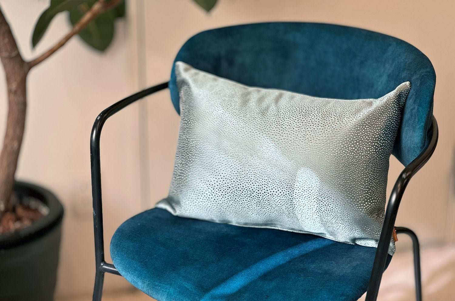 The RIVOLI - GHIACCIO アルマーニカーザ リボリ クッション(アクア) 45×30cm 中材付 - HOUSE OF JAPAN Shop