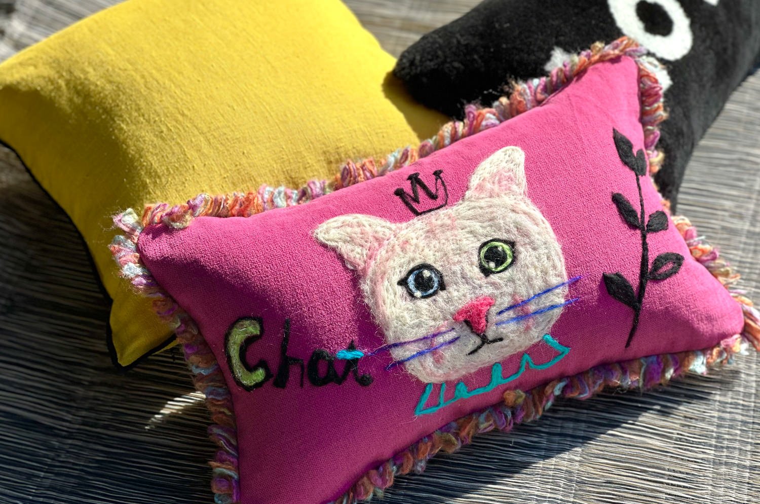 The ROMO 癒されレタードメッセージクッション(Chat) ハンドメイド 49(53)×29(33)cm 中材付 - HOUSE OF JAPAN Shop