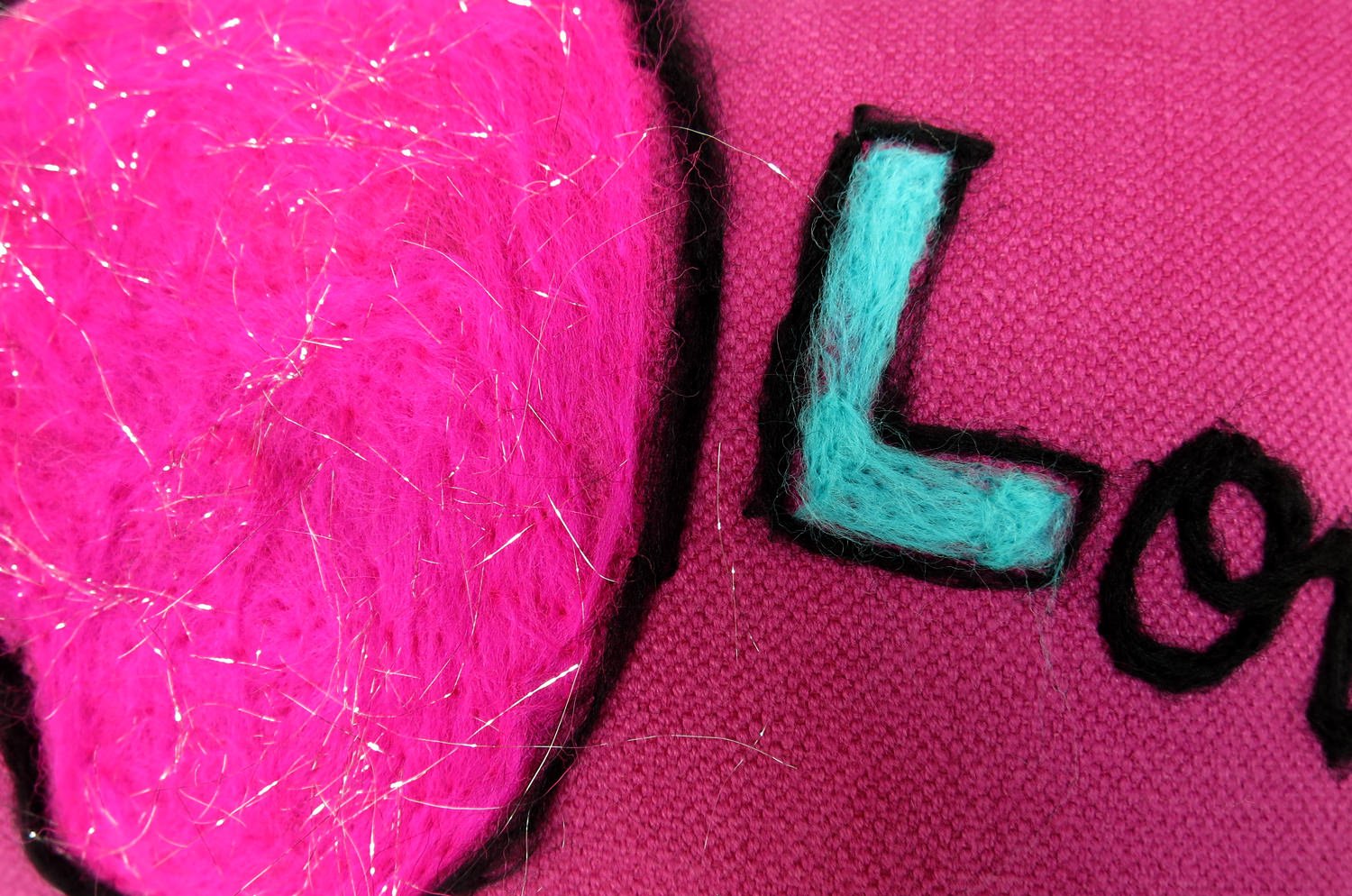 The ROMO 癒されレタードメッセージクッション(Heart Hug) ハンドメイド 49(53)×29(33)cm 中材付 - HOUSE OF JAPAN Shop