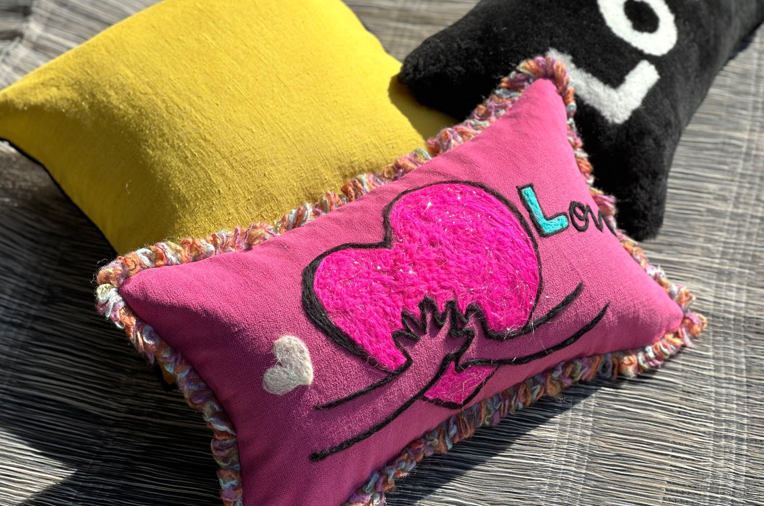 The ROMO 癒されレタードメッセージクッション(Heart Hug) ハンドメイド 49(53)×29(33)cm 中材付 - HOUSE OF JAPAN Shop