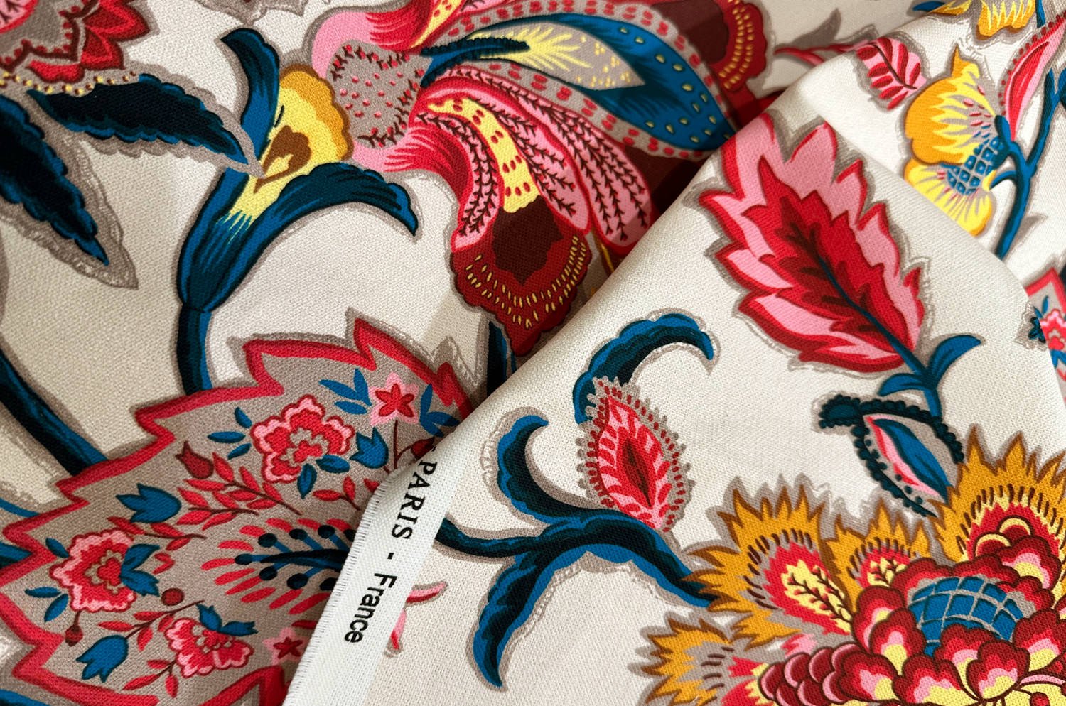 The ROMY ロミー オリエンタルフラワー クッションカバー (ホワイトレッド) 50×50cm - HOUSE OF JAPAN Shop